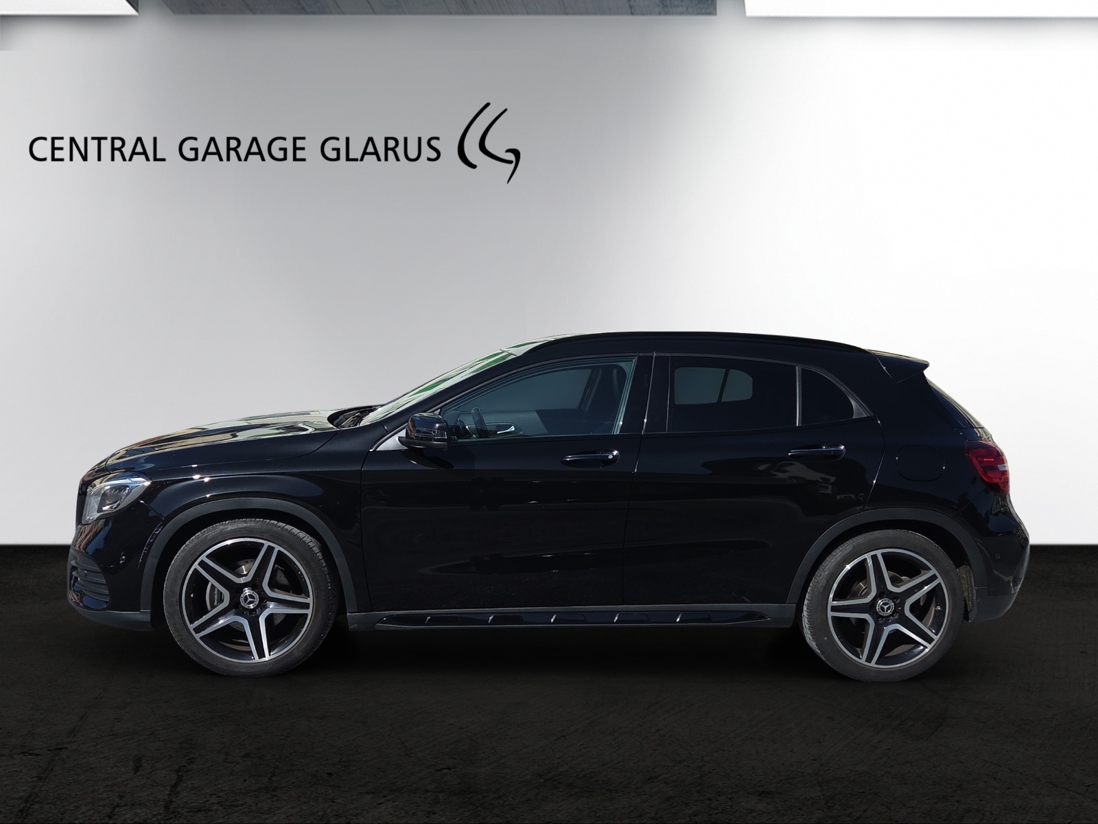 MERCEDES-BENZ GLA 220 AMG Line 4Matic 7G-DCT-showroom-element-3