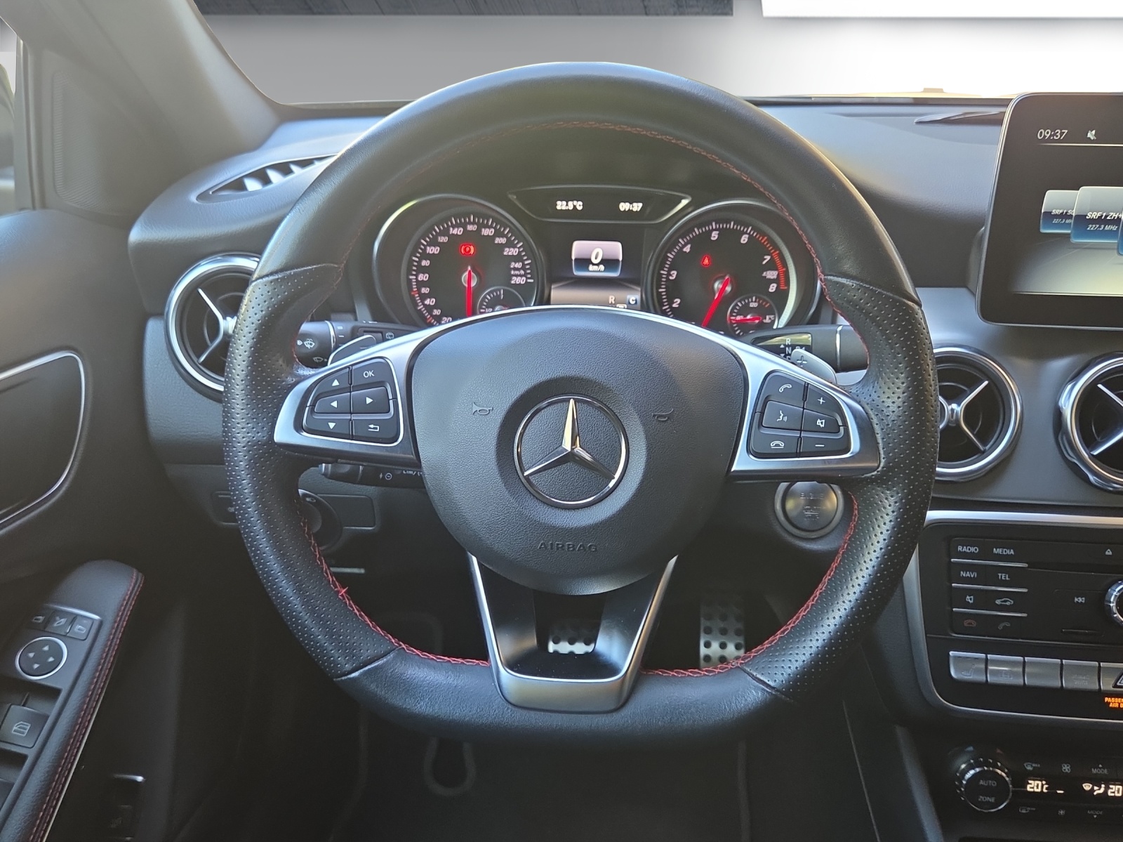 MERCEDES-BENZ GLA 220 AMG Line 4Matic 7G-DCT-image-11