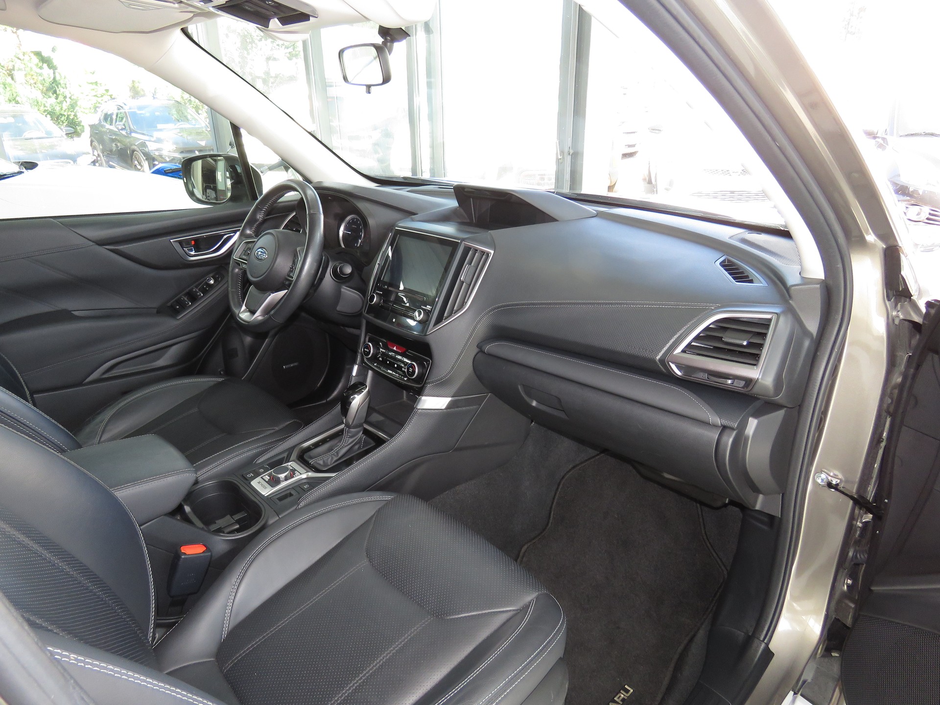 SUBARU Forester 2.0i e-Boxer Luxury Lineartronic-image-12