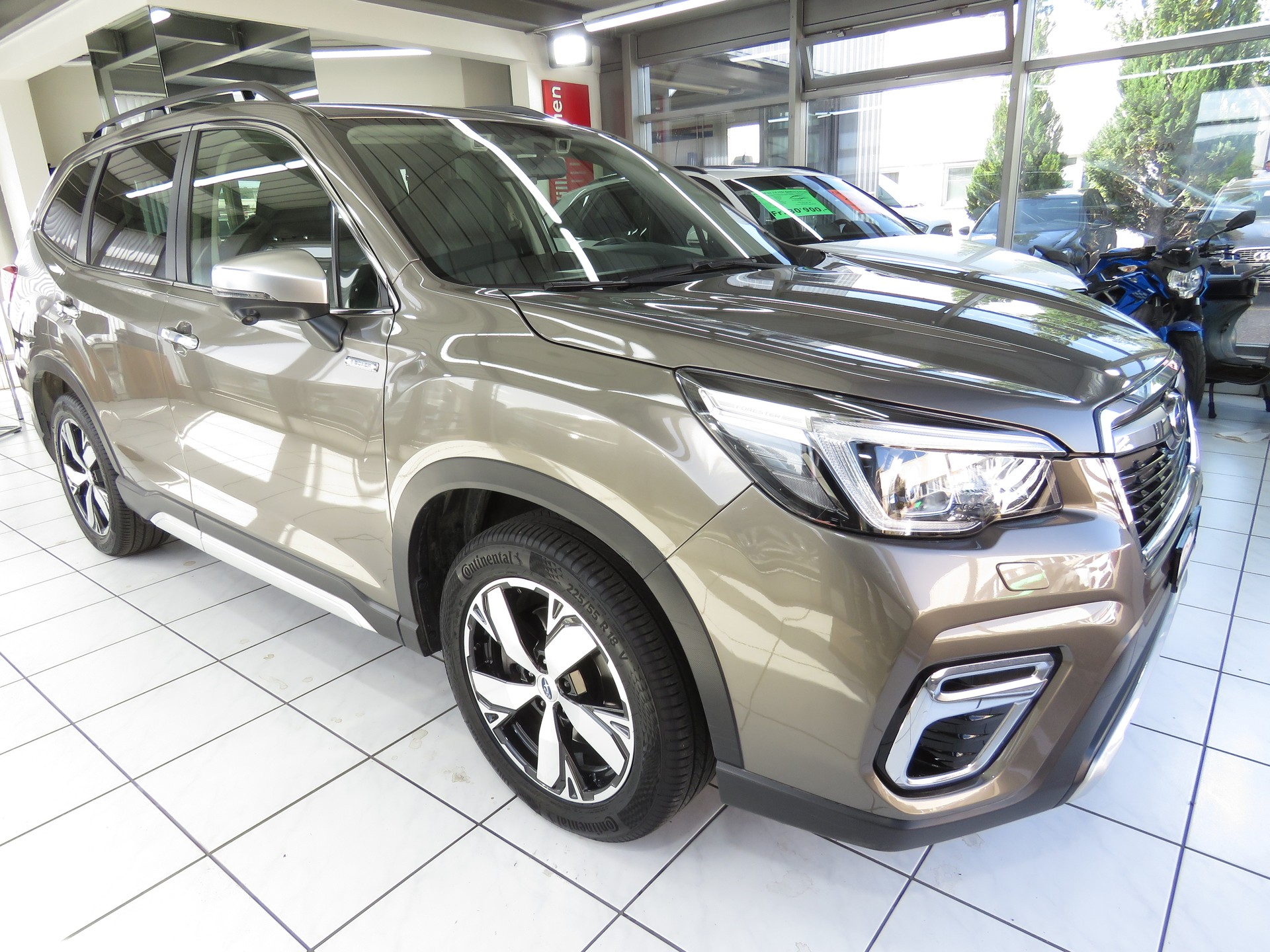 SUBARU Forester 2.0i e-Boxer Luxury Lineartronic-image-4