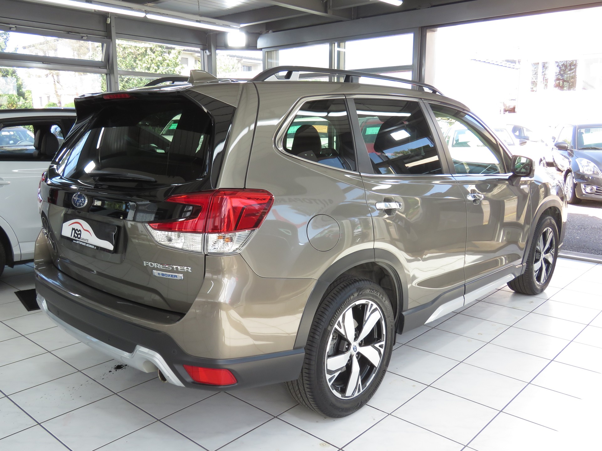 SUBARU Forester 2.0i e-Boxer Luxury Lineartronic-image-3