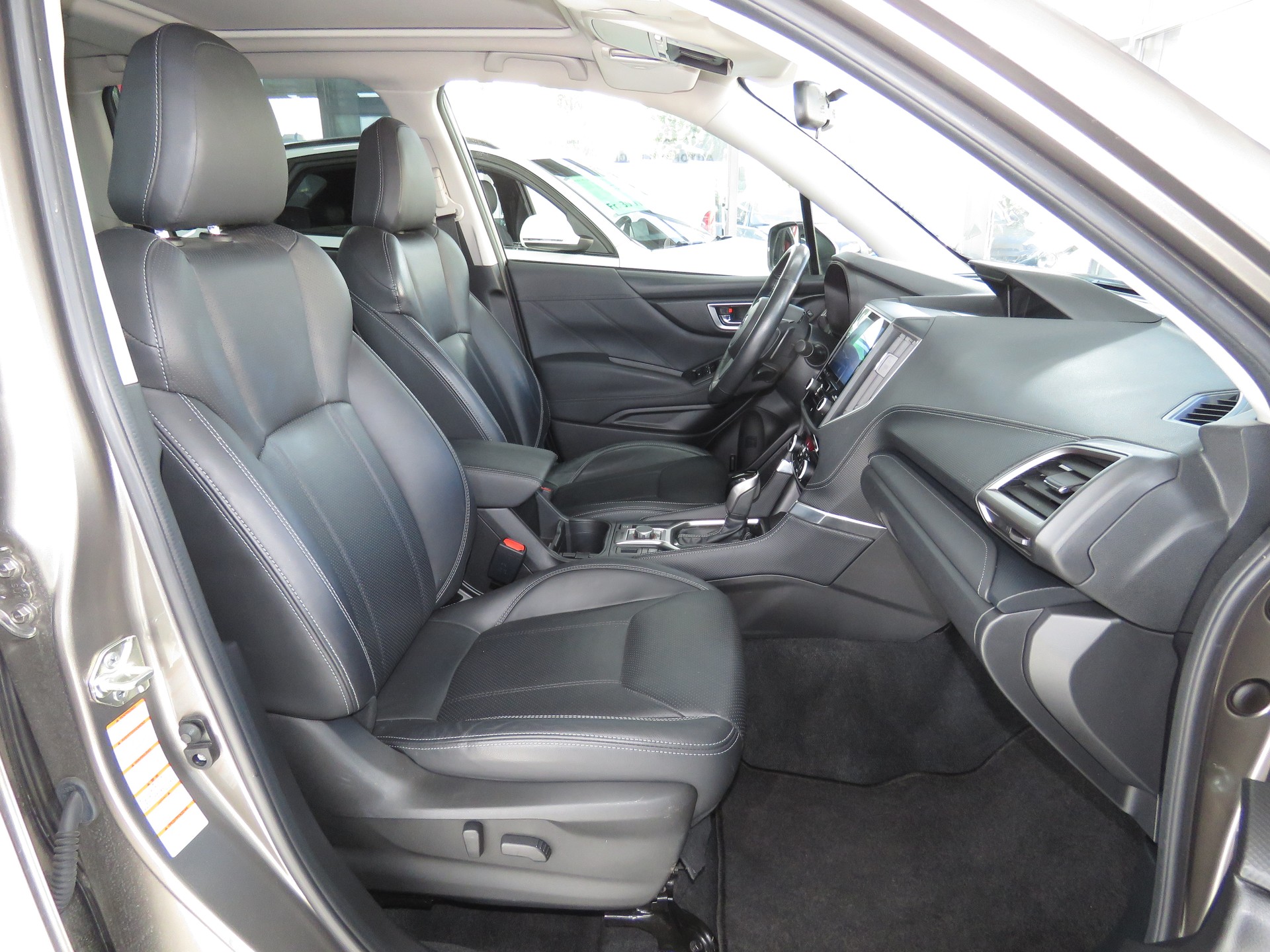 SUBARU Forester 2.0i e-Boxer Luxury Lineartronic-image-13