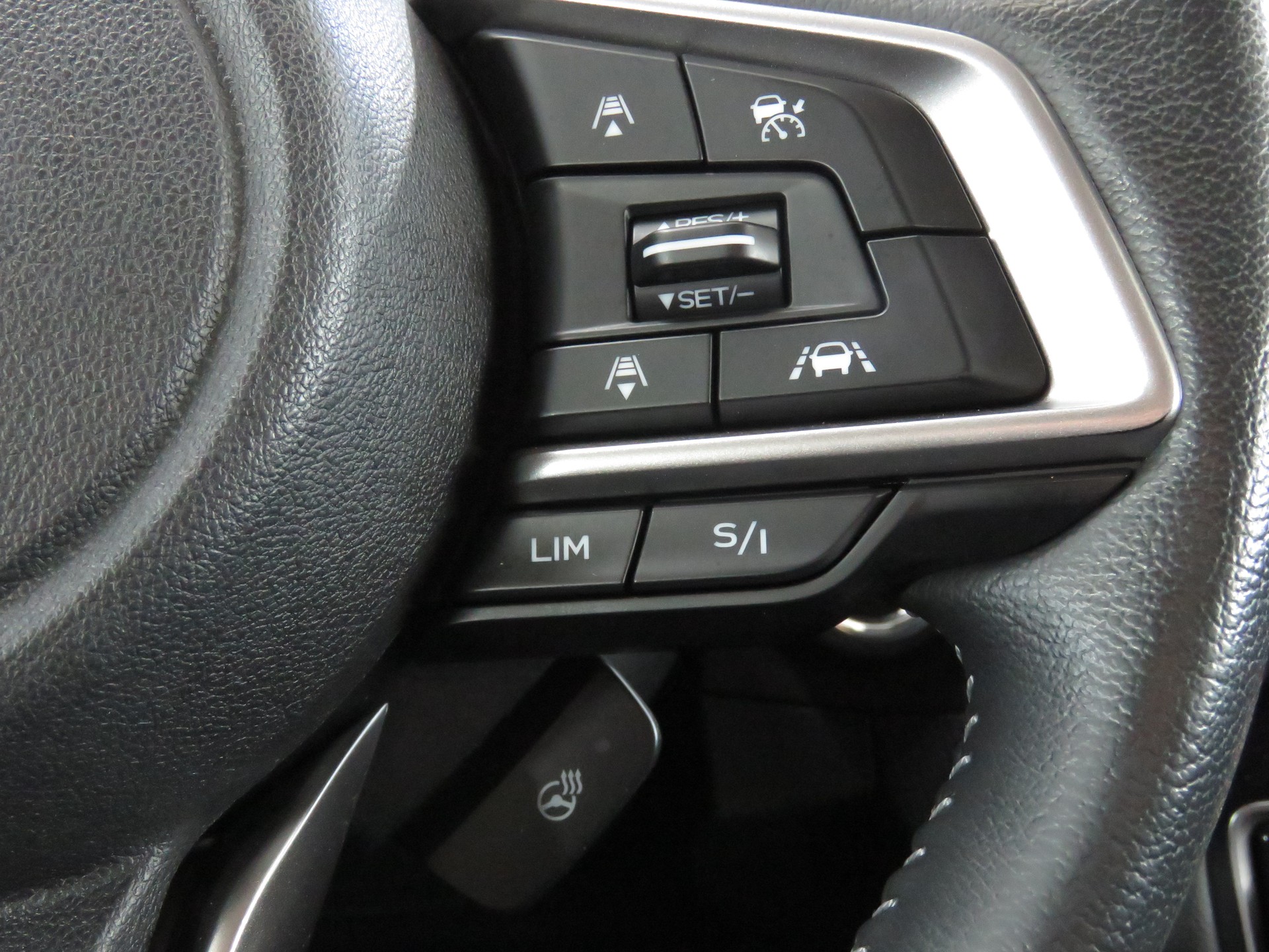 SUBARU Forester 2.0i e-Boxer Luxury Lineartronic-image-25