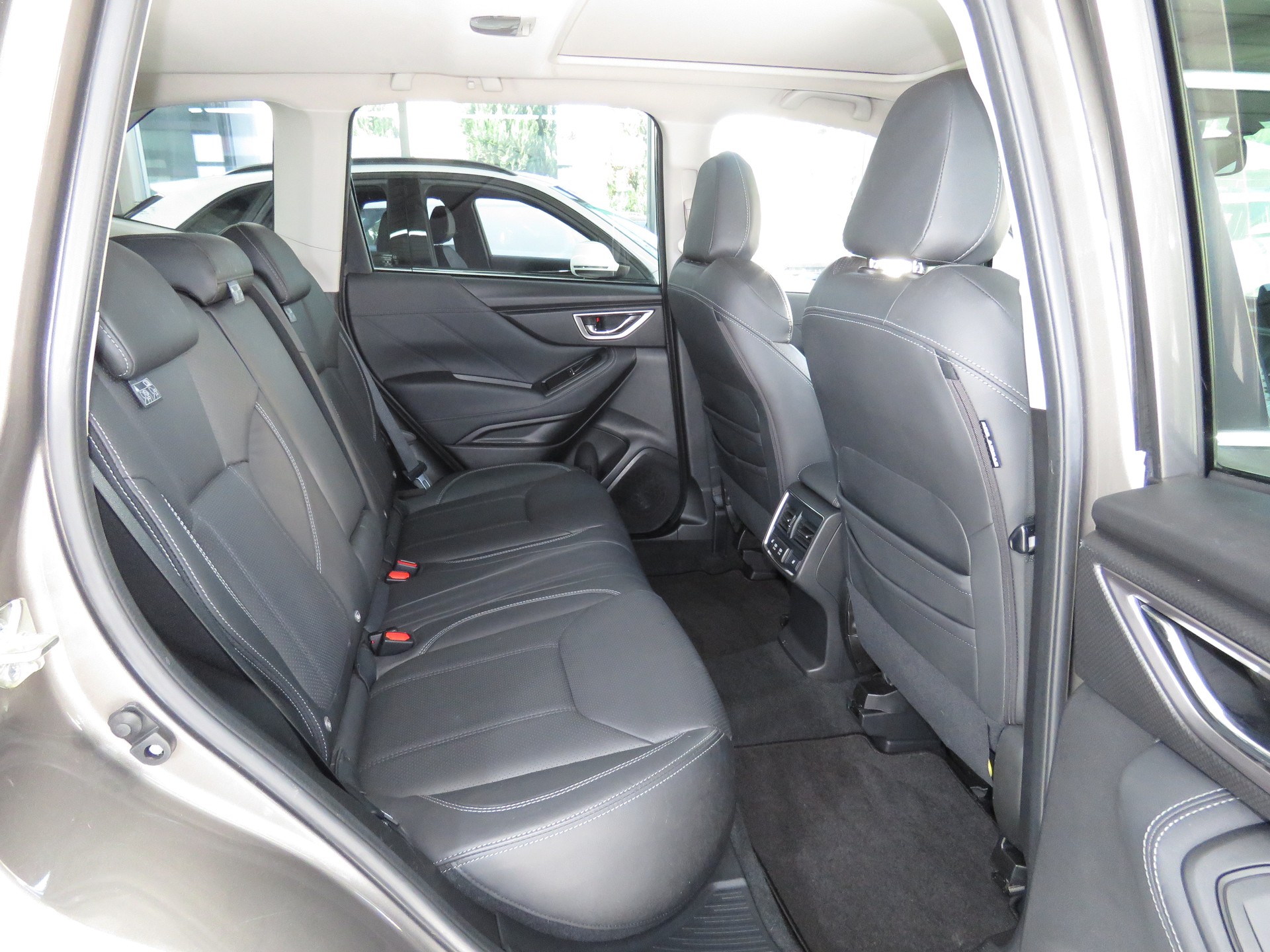 SUBARU Forester 2.0i e-Boxer Luxury Lineartronic-image-14