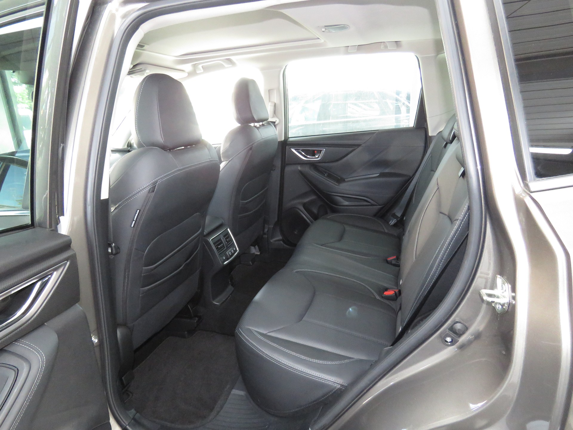SUBARU Forester 2.0i e-Boxer Luxury Lineartronic-image-10