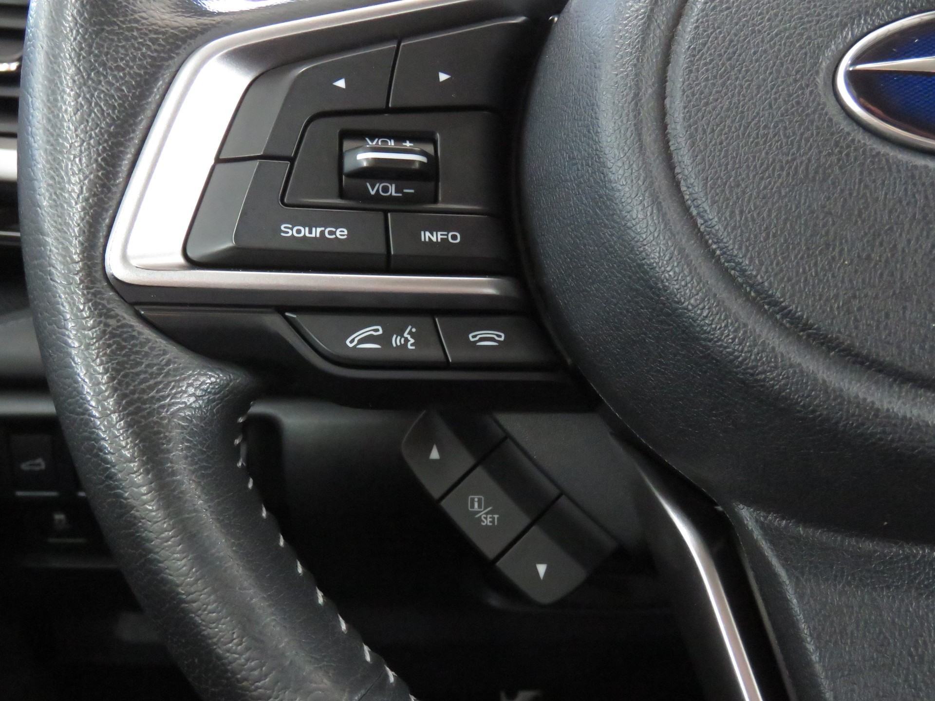 SUBARU Forester 2.0i e-Boxer Luxury Lineartronic-image-24
