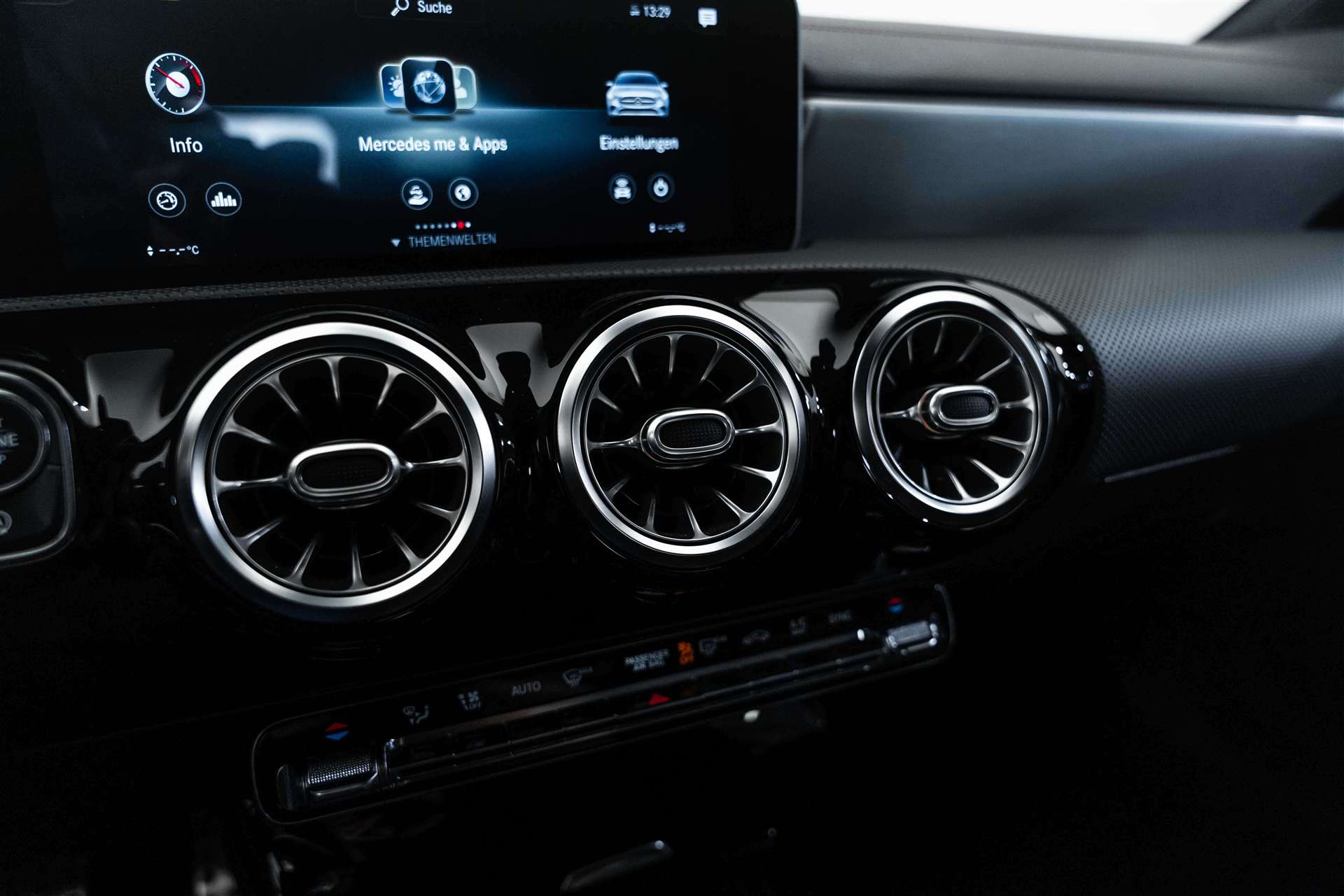 MERCEDES-BENZ CLA 250 4Matic AMG Line 7G-DCT-image-23