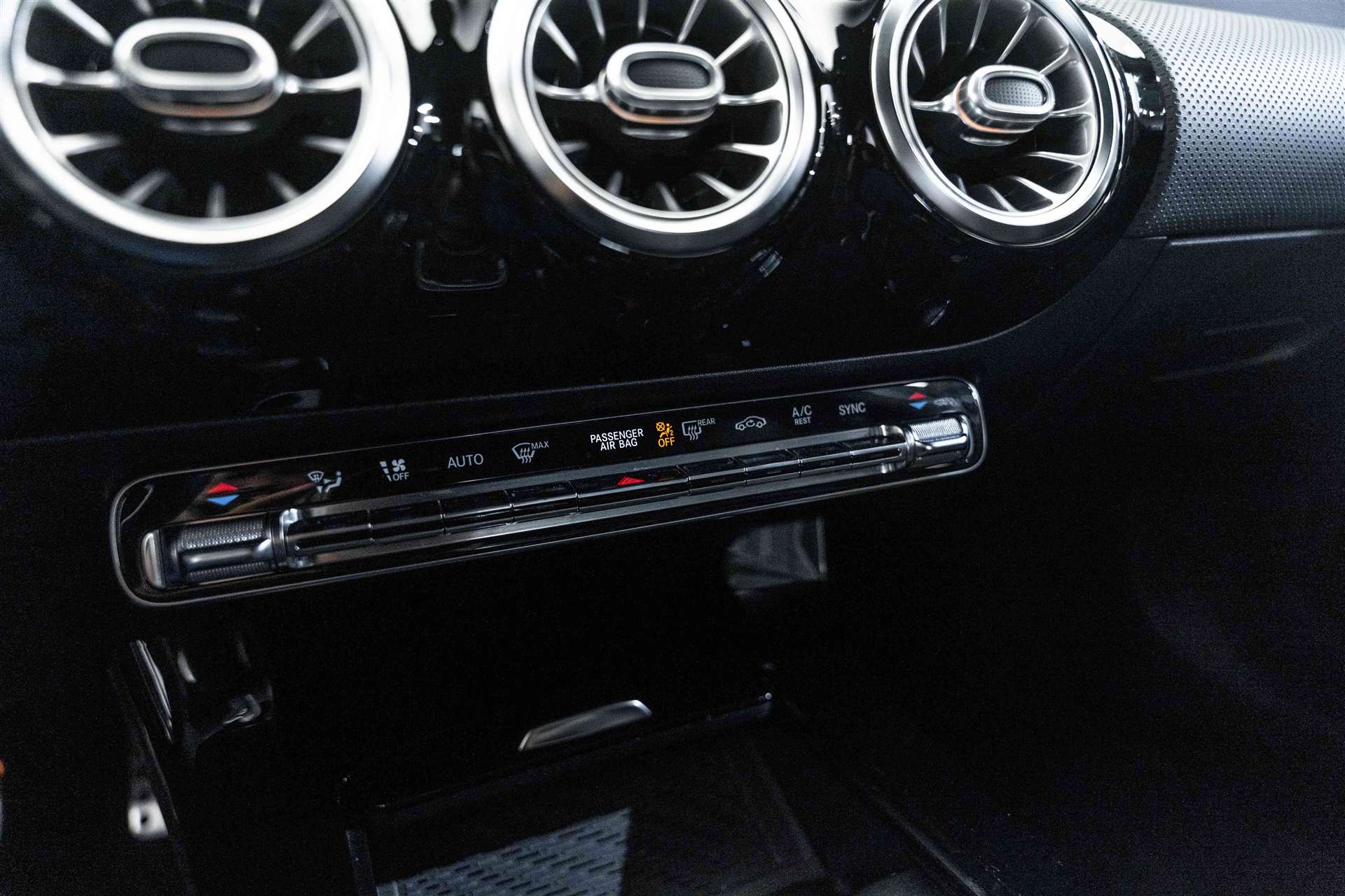 MERCEDES-BENZ CLA 250 4Matic AMG Line 7G-DCT-image-24