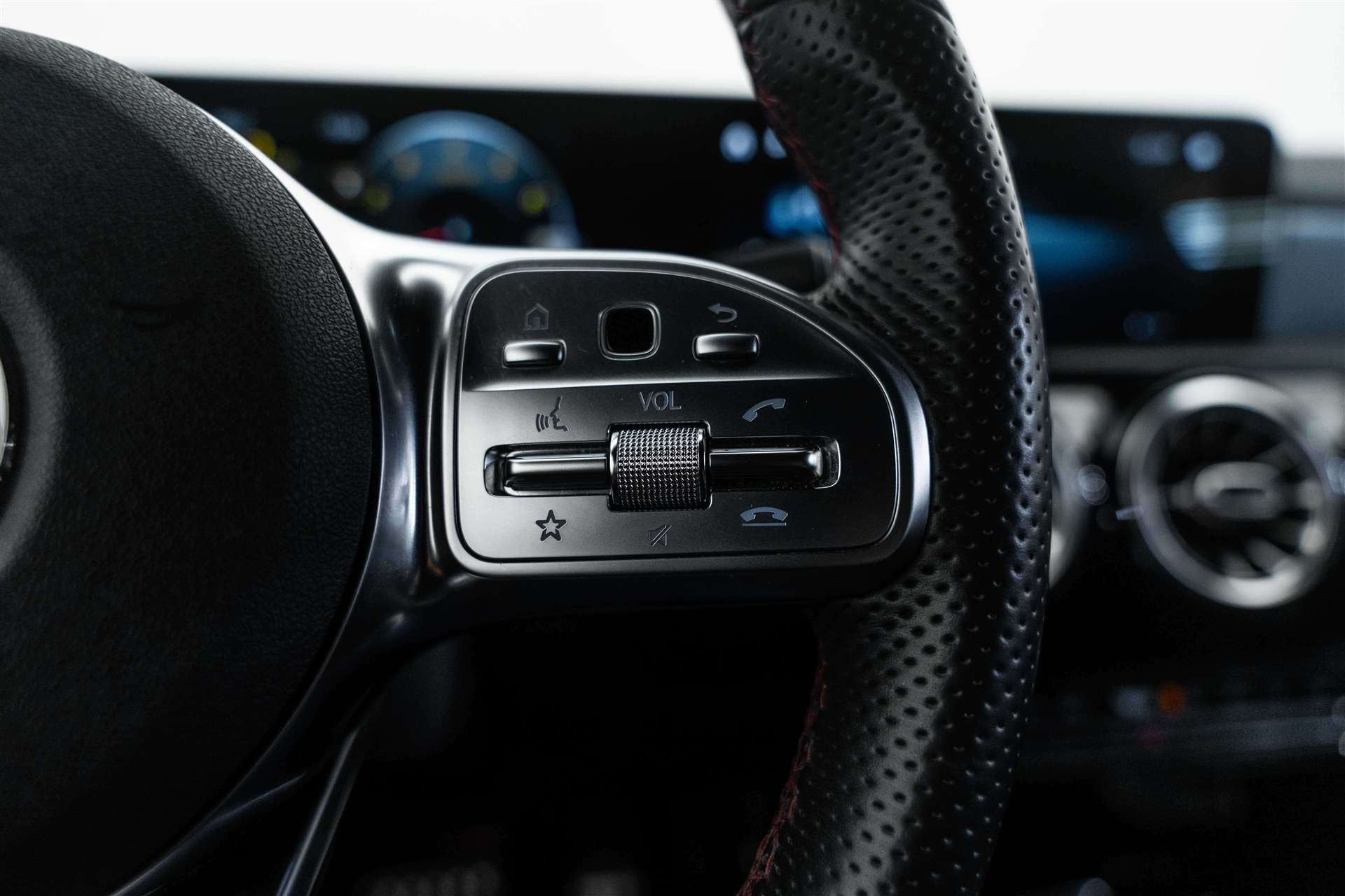 MERCEDES-BENZ CLA 250 4Matic AMG Line 7G-DCT-image-15