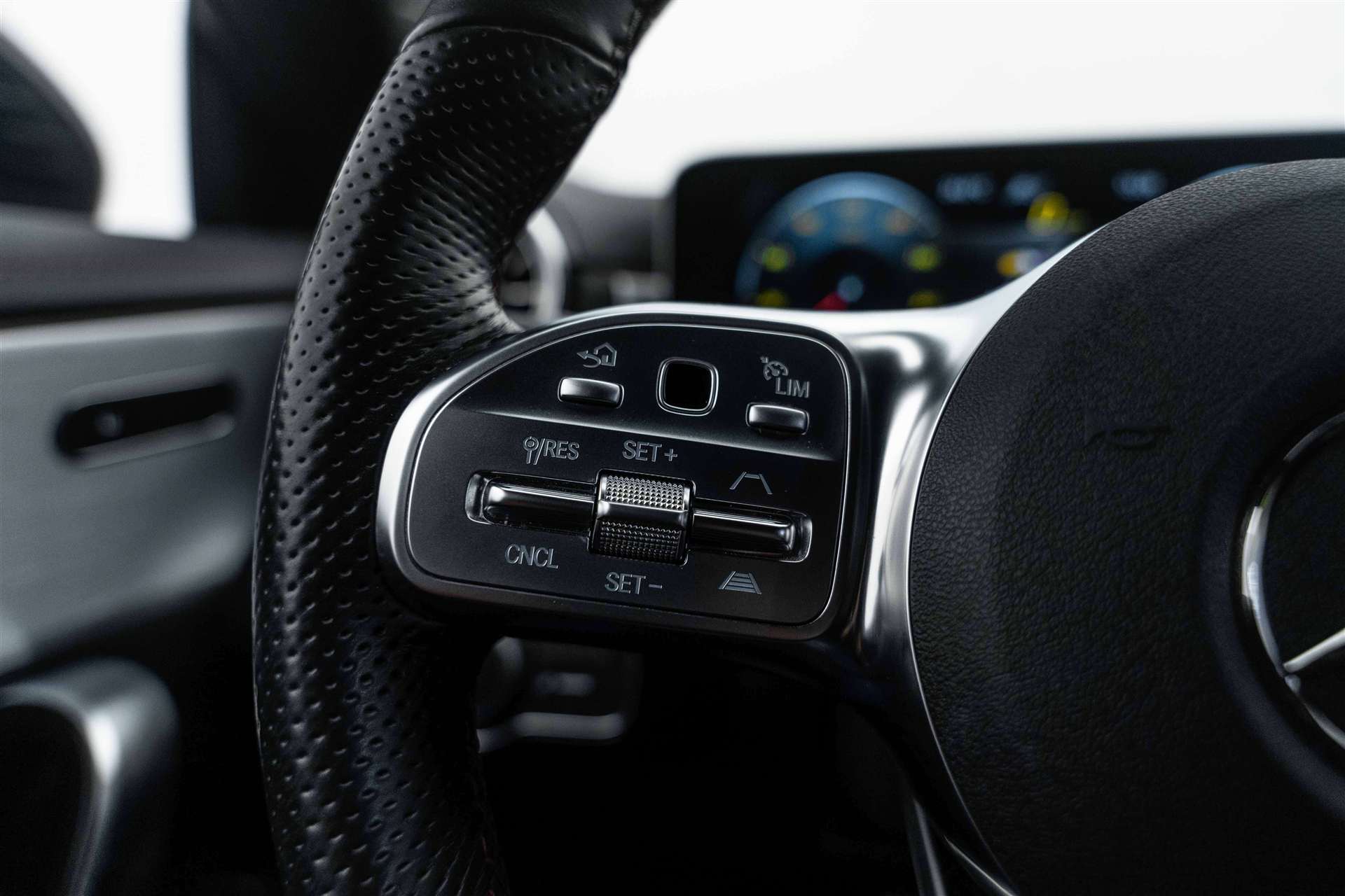 MERCEDES-BENZ CLA 250 4Matic AMG Line 7G-DCT-image-14