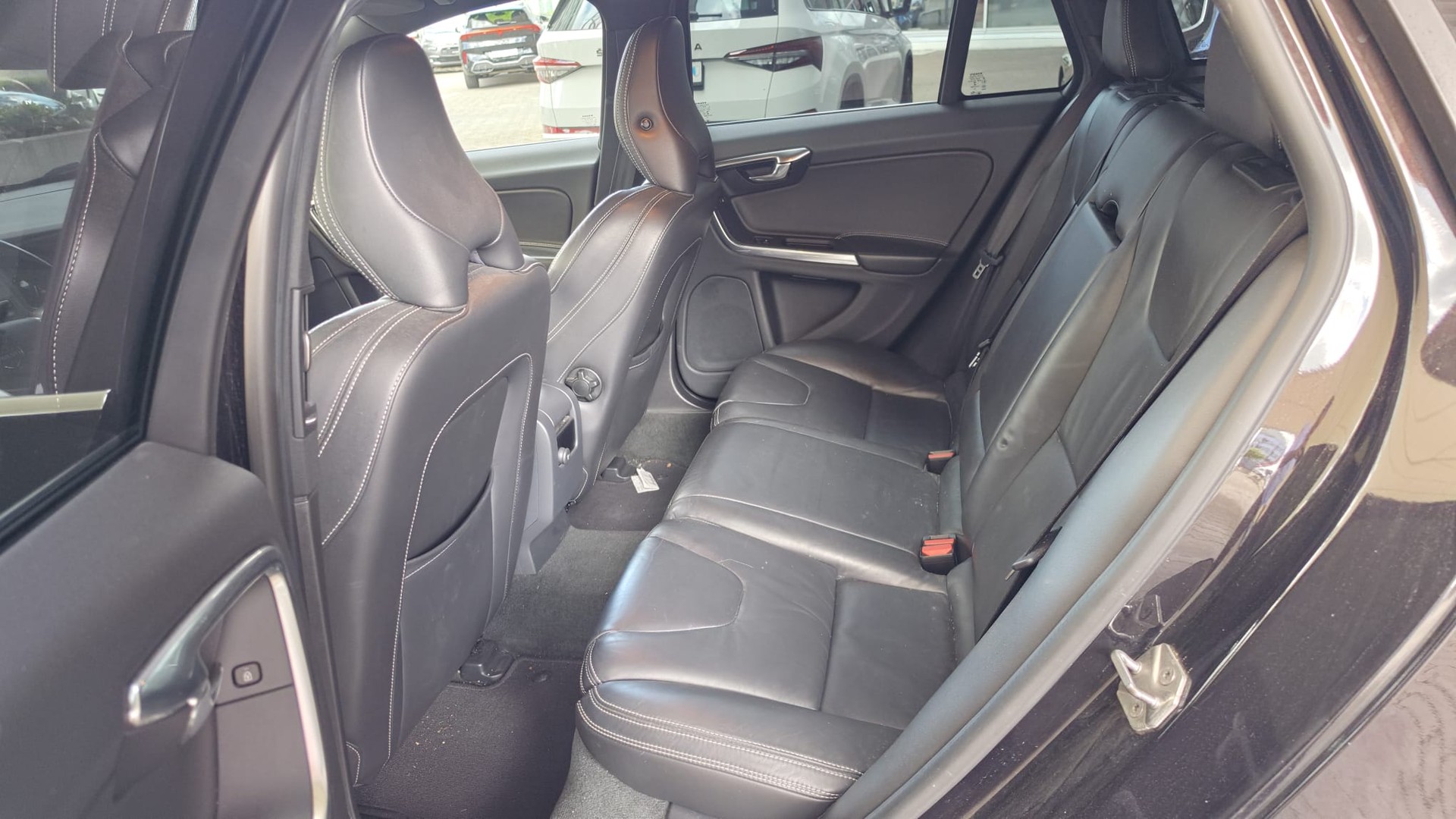 VOLVO V60 D4 Summum Geartronic-image-14
