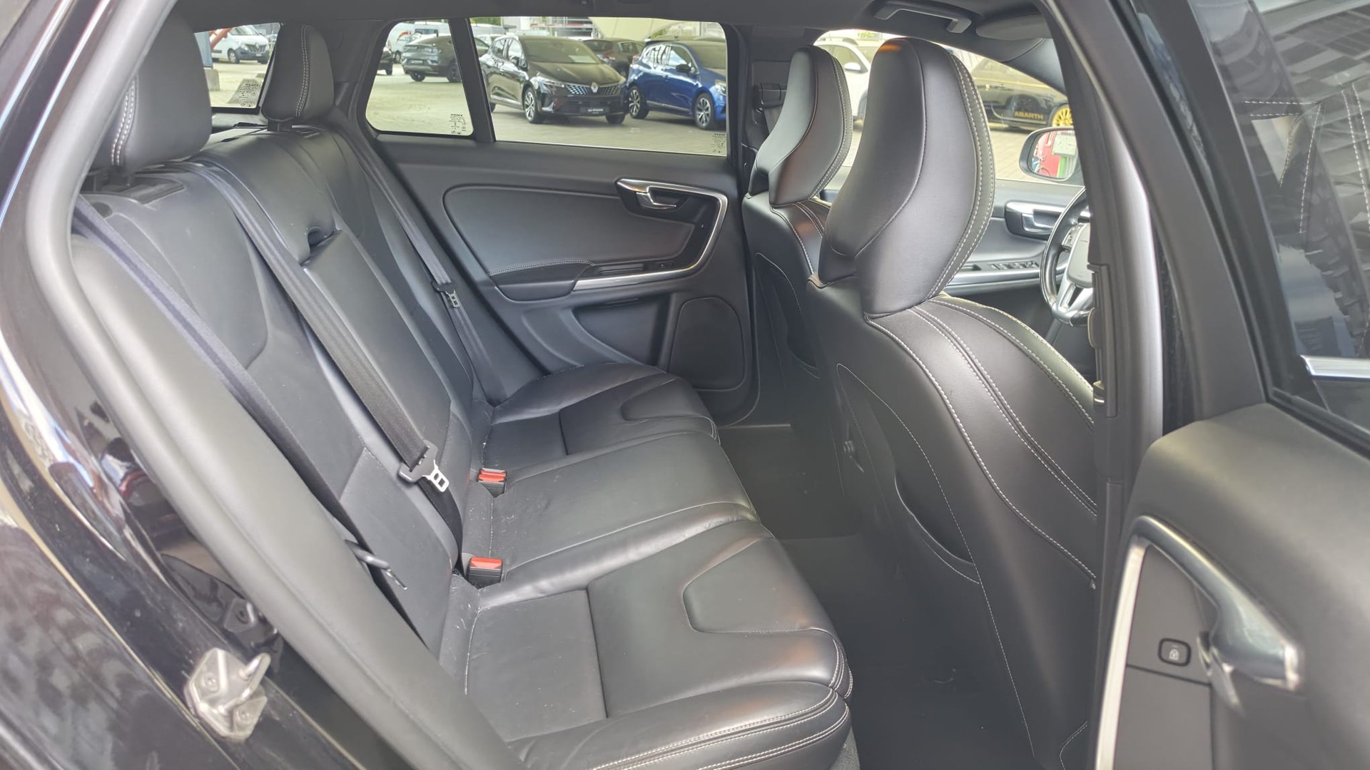 VOLVO V60 D4 Summum Geartronic-image-16