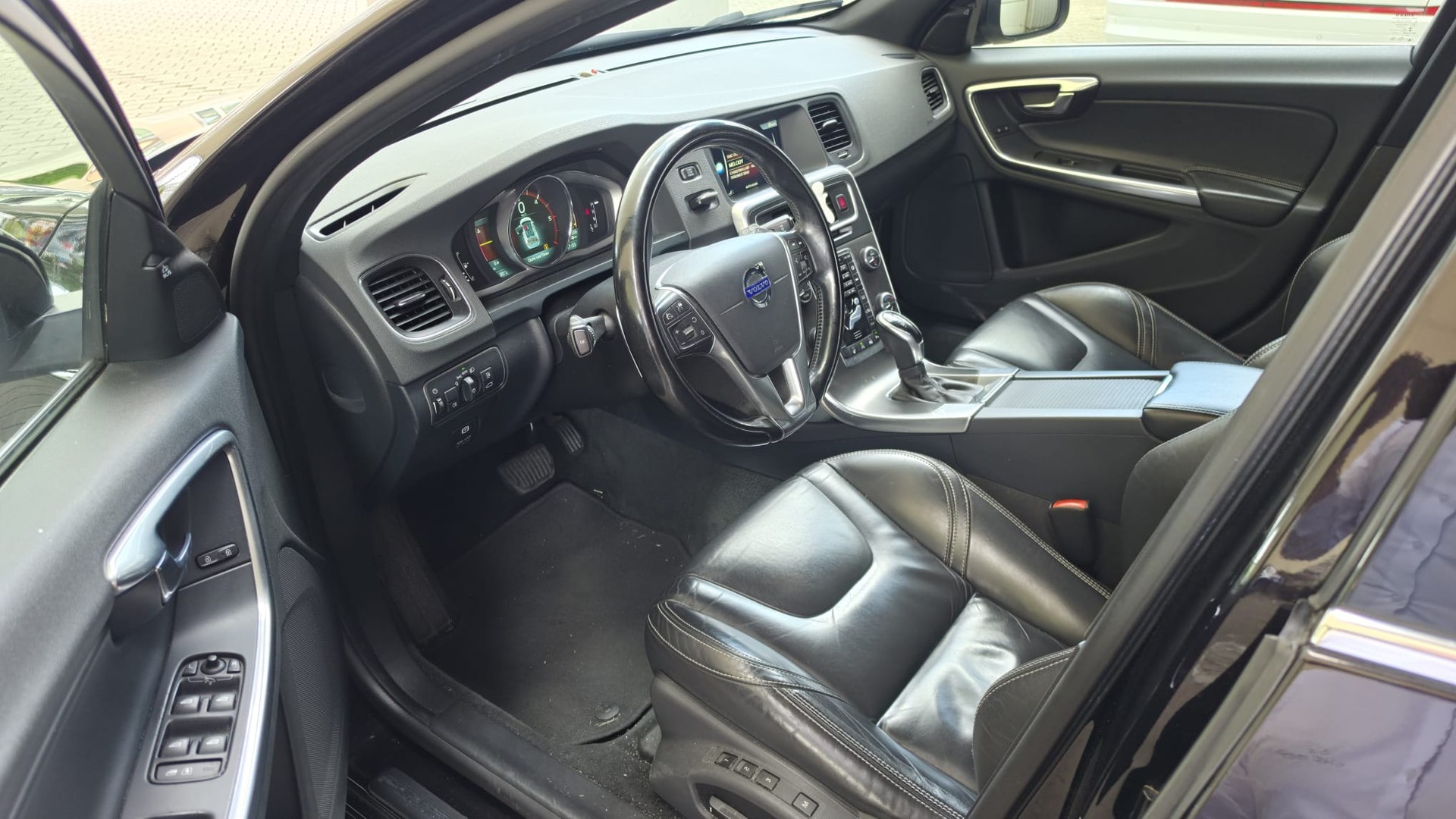 VOLVO V60 D4 Summum Geartronic-image-6