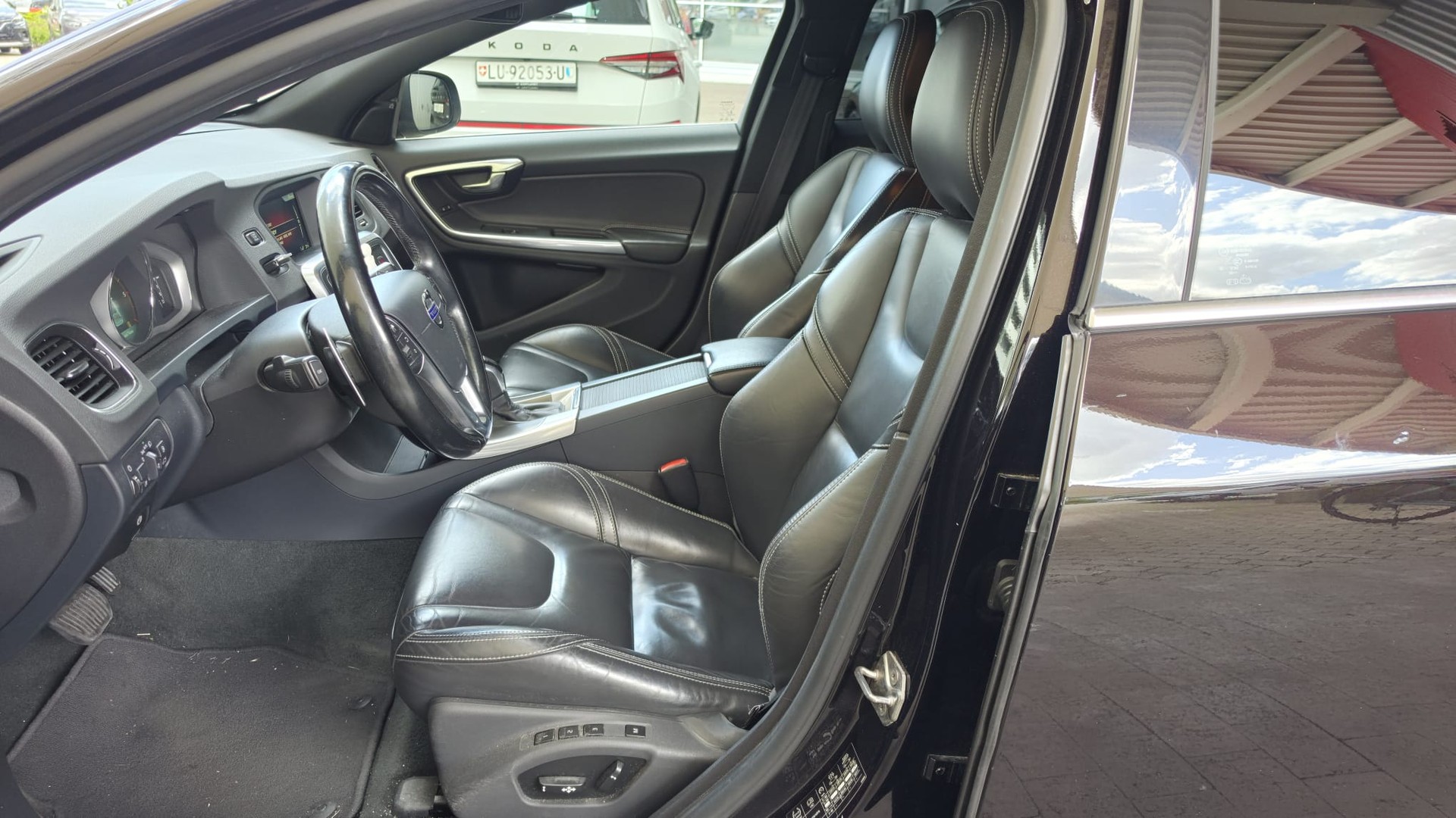 VOLVO V60 D4 Summum Geartronic-image-13