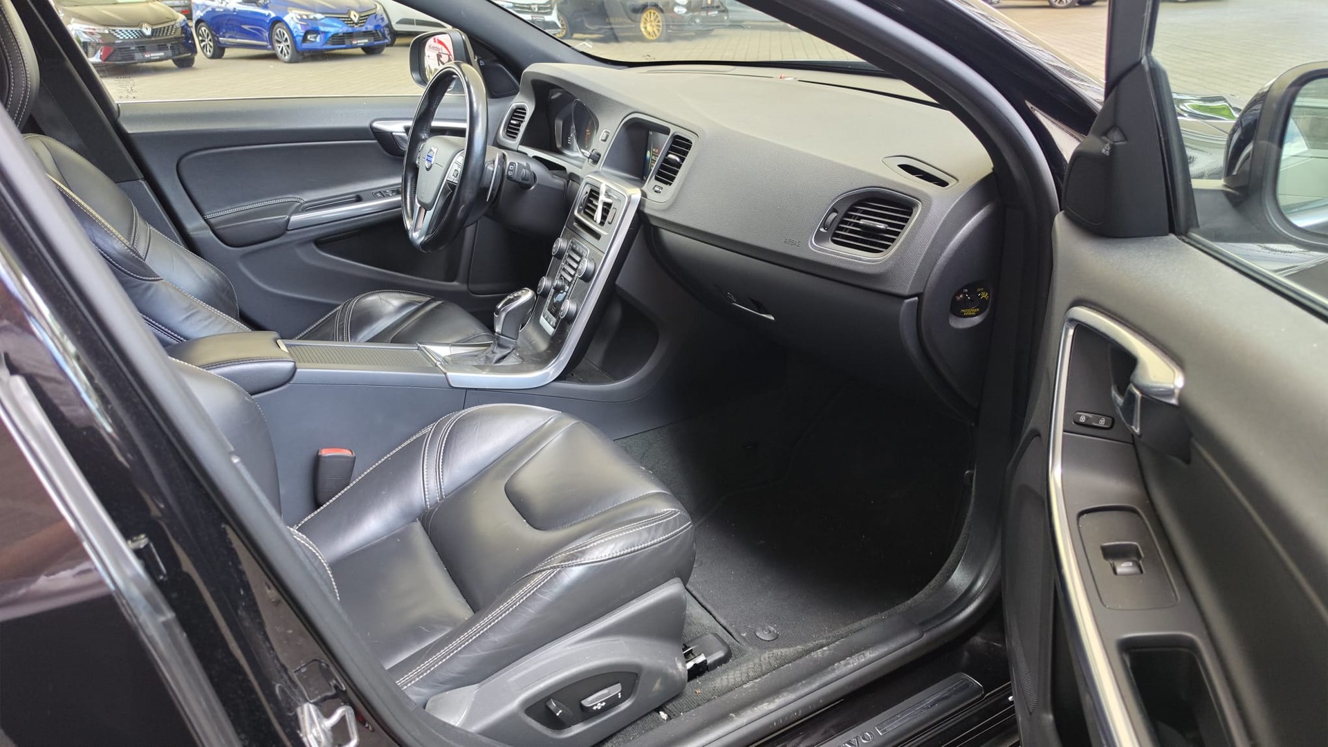 VOLVO V60 D4 Summum Geartronic-image-12