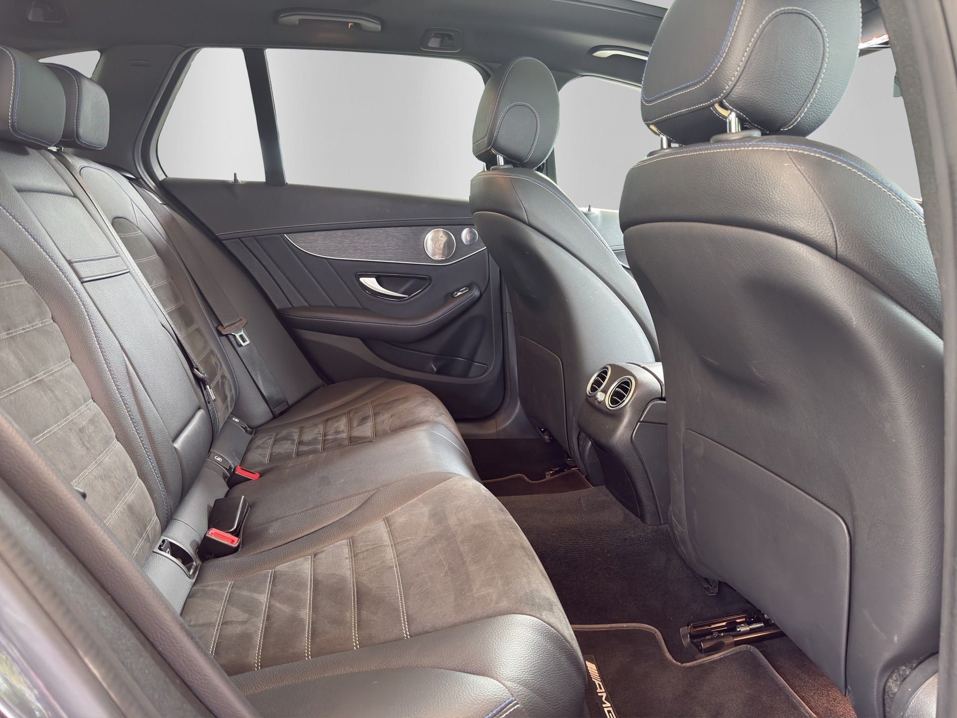 MERCEDES-BENZ C 220 d Swiss Star AMG Line 4M 9G-Tronic-image-17