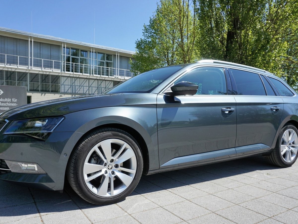 SKODA Superb Combi 1.8 TSI Ambition DSG 180PS *elektr. Anhängerkupplung *MJ 2016