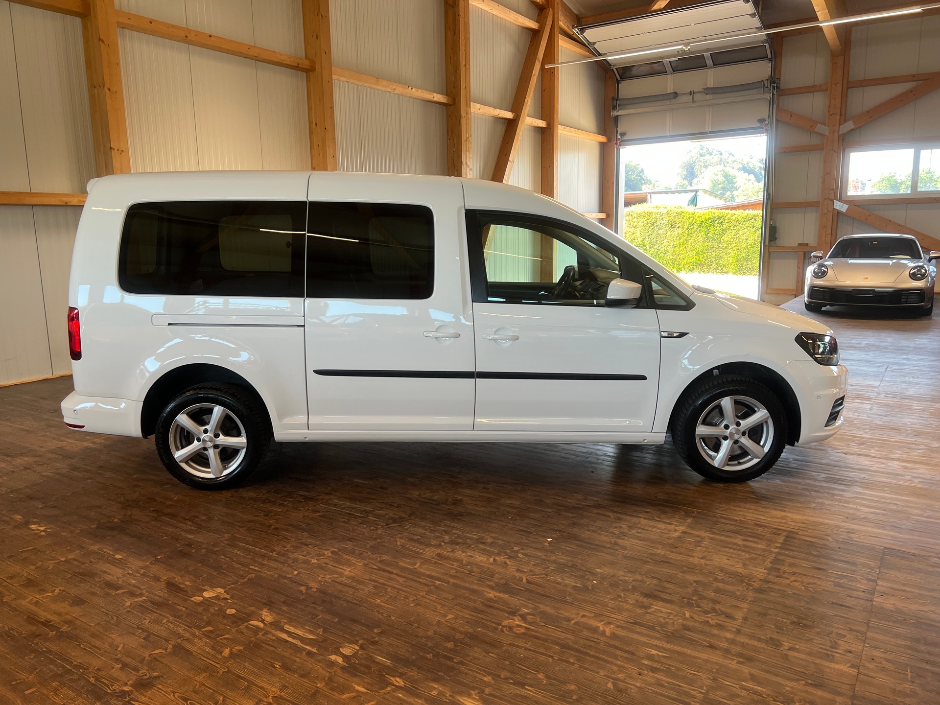 VW Caddy Maxi 2.0 TDI Trendline 4Motion DSG-image-3
