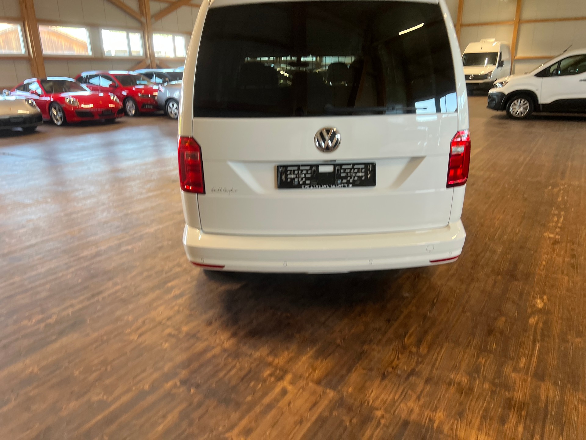 VW Caddy Maxi 2.0 TDI Trendline 4Motion DSG-image-5
