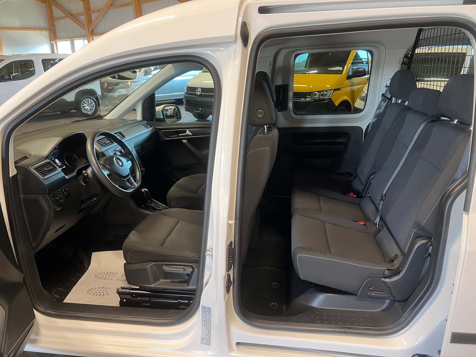 VW Caddy Maxi 2.0 TDI Trendline 4Motion DSG-image-9
