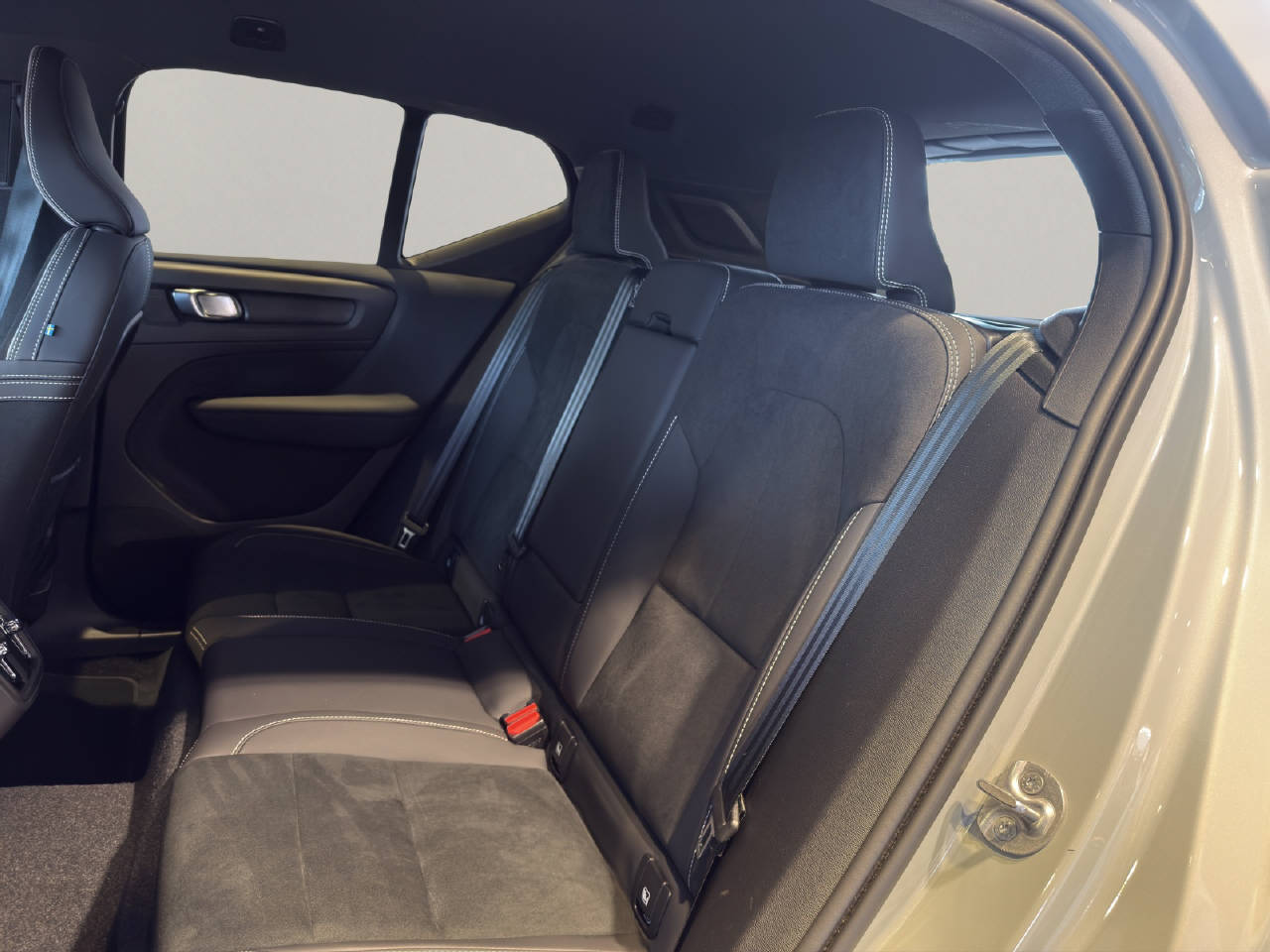 VOLVO XC40 2.0 B3 MH Plus Dark-image-5
