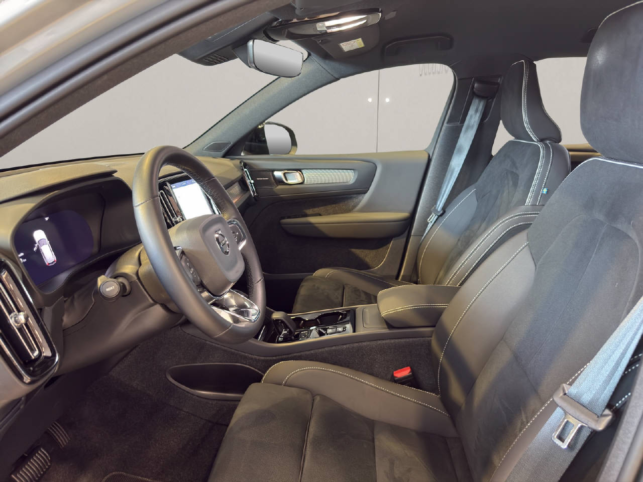 VOLVO XC40 2.0 B3 MH Plus Dark-image-4