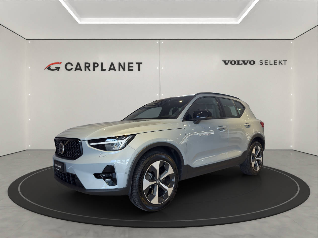 VOLVO XC40 2.0 B3 MH Plus Dark-image-0
