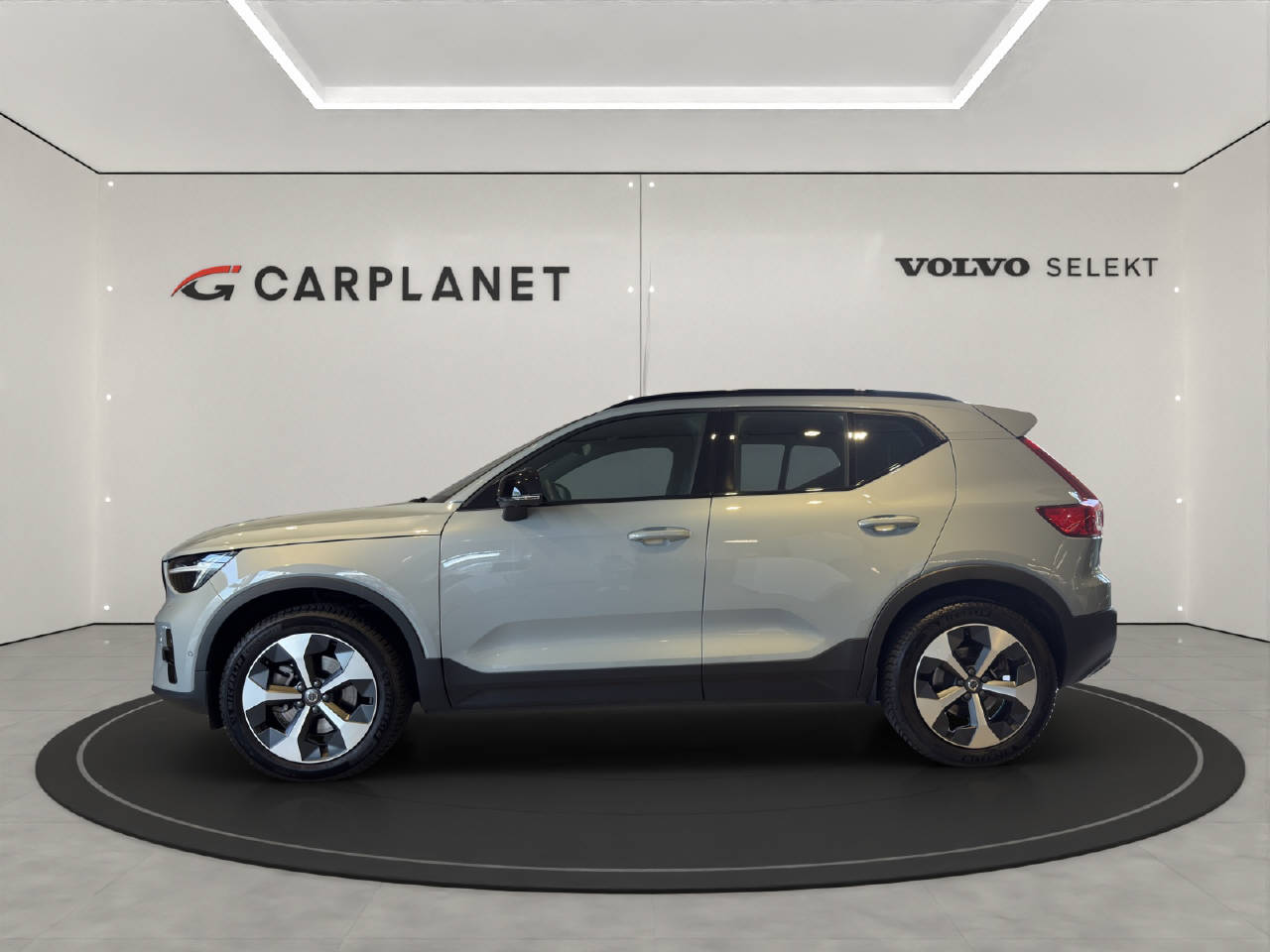 VOLVO XC40 2.0 B3 MH Plus Dark-image-1