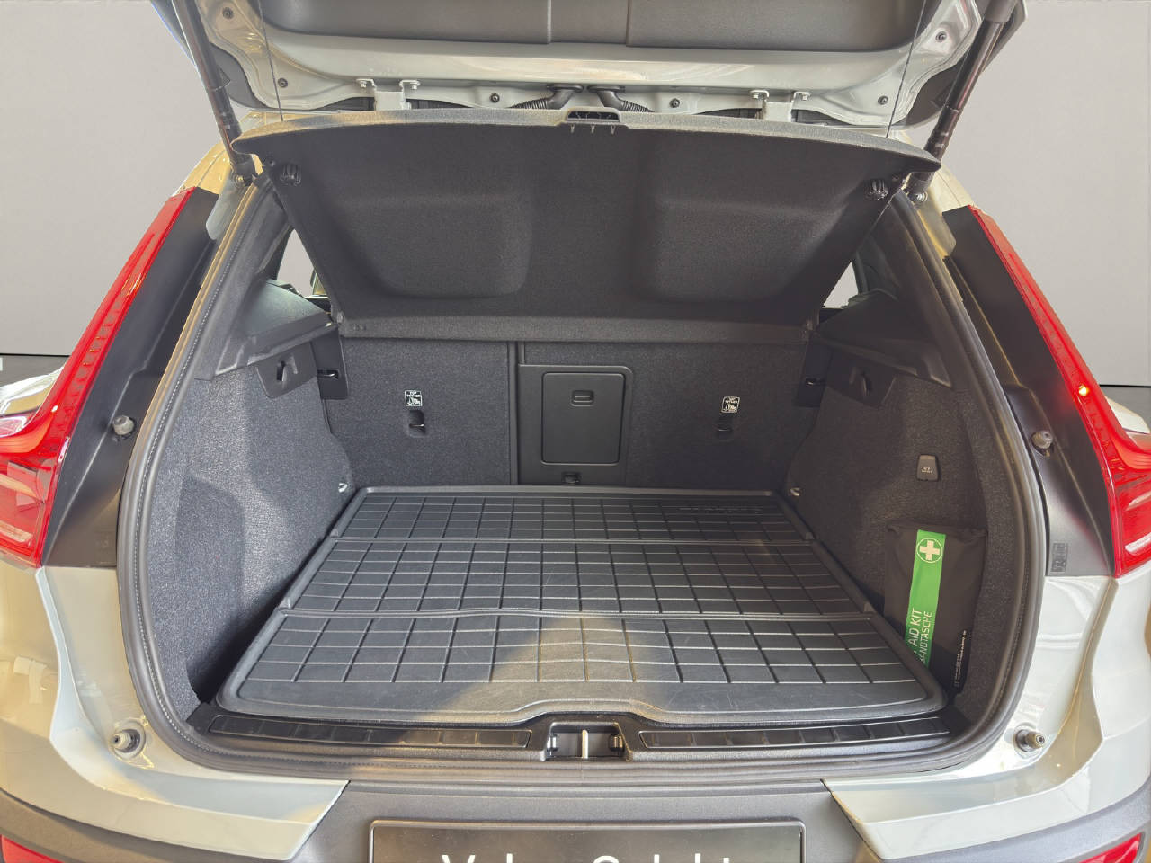 VOLVO XC40 2.0 B3 MH Plus Dark-image-6