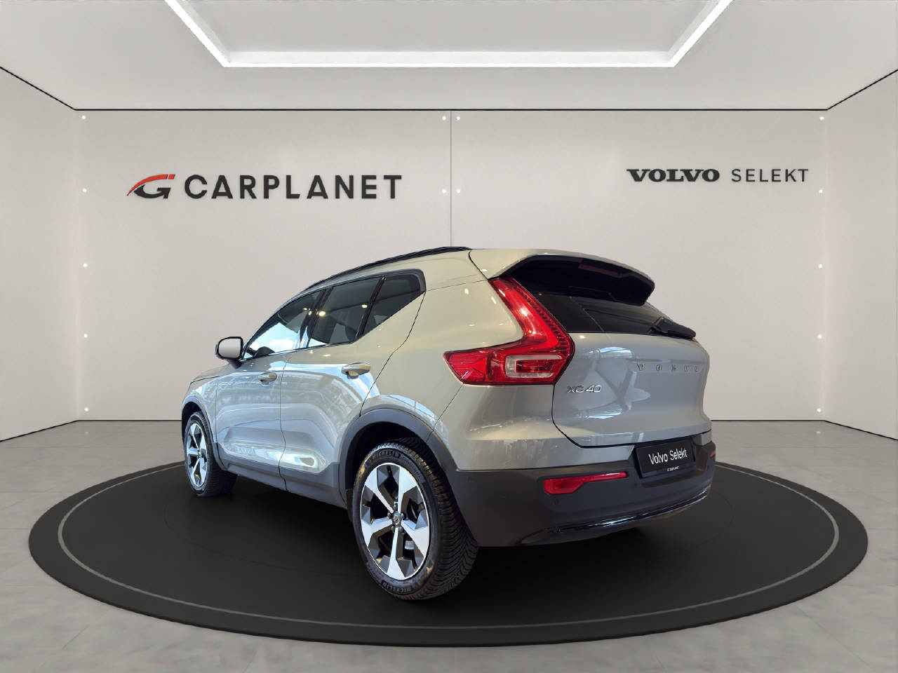 VOLVO XC40 2.0 B3 MH Plus Dark-image-2
