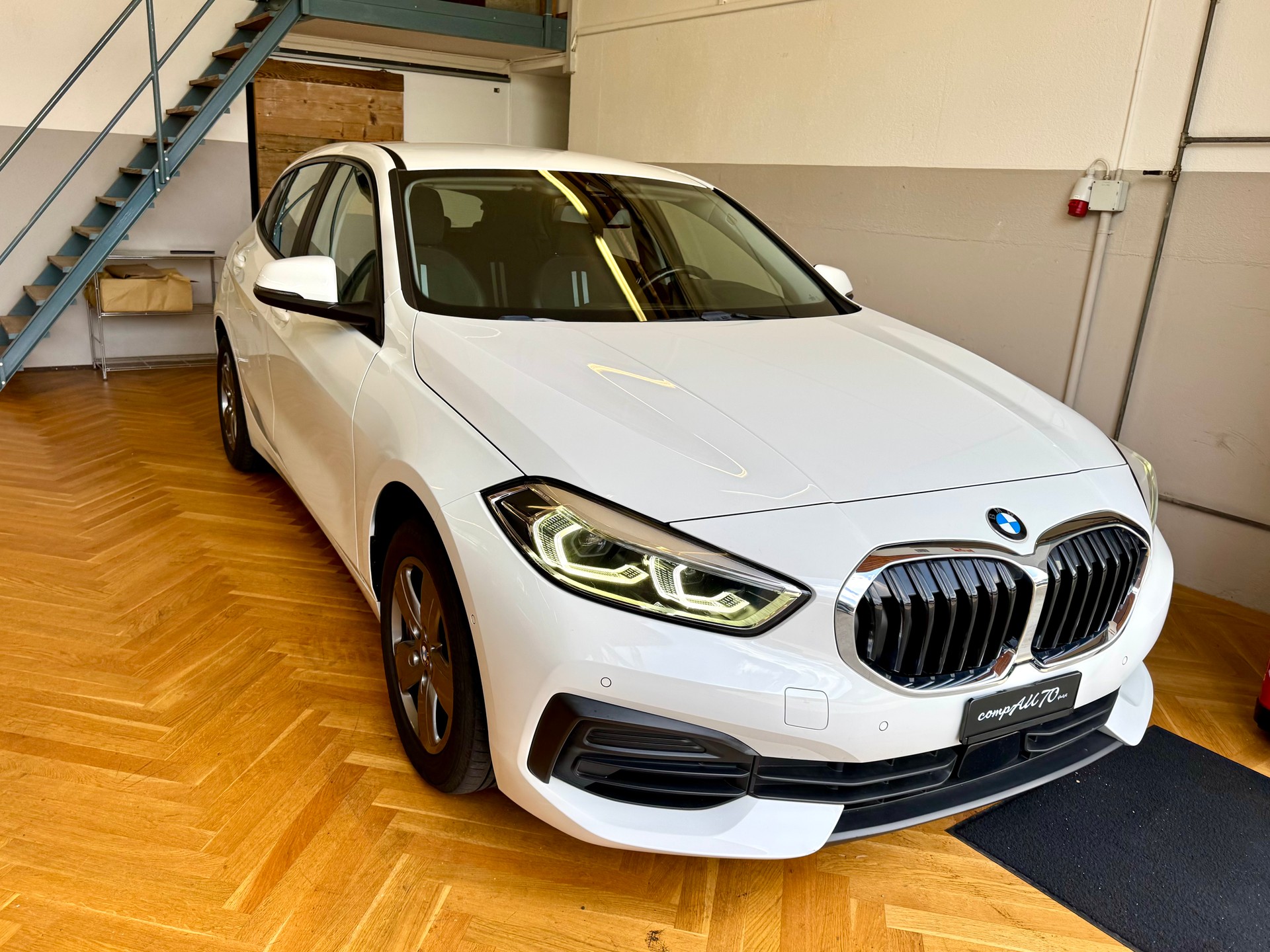 BMW 118i Sport Line-image-0