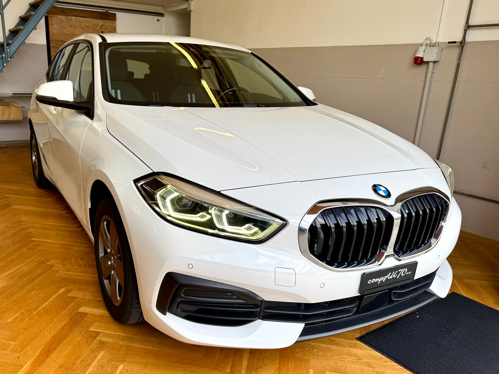 BMW 118i Sport Line-image-2