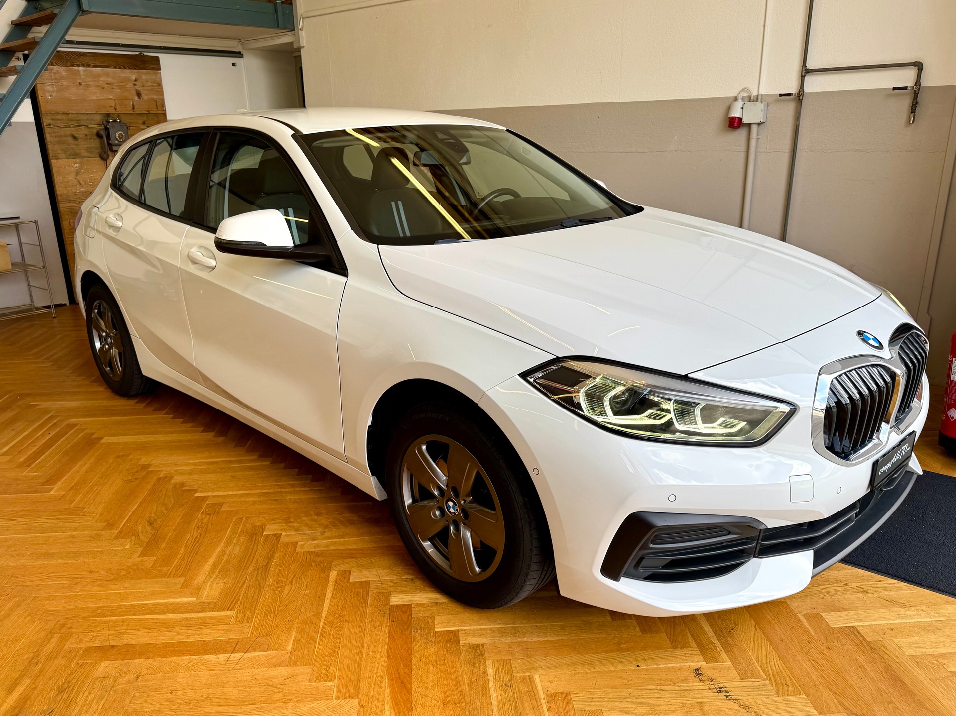 BMW 118i Sport Line-image-3