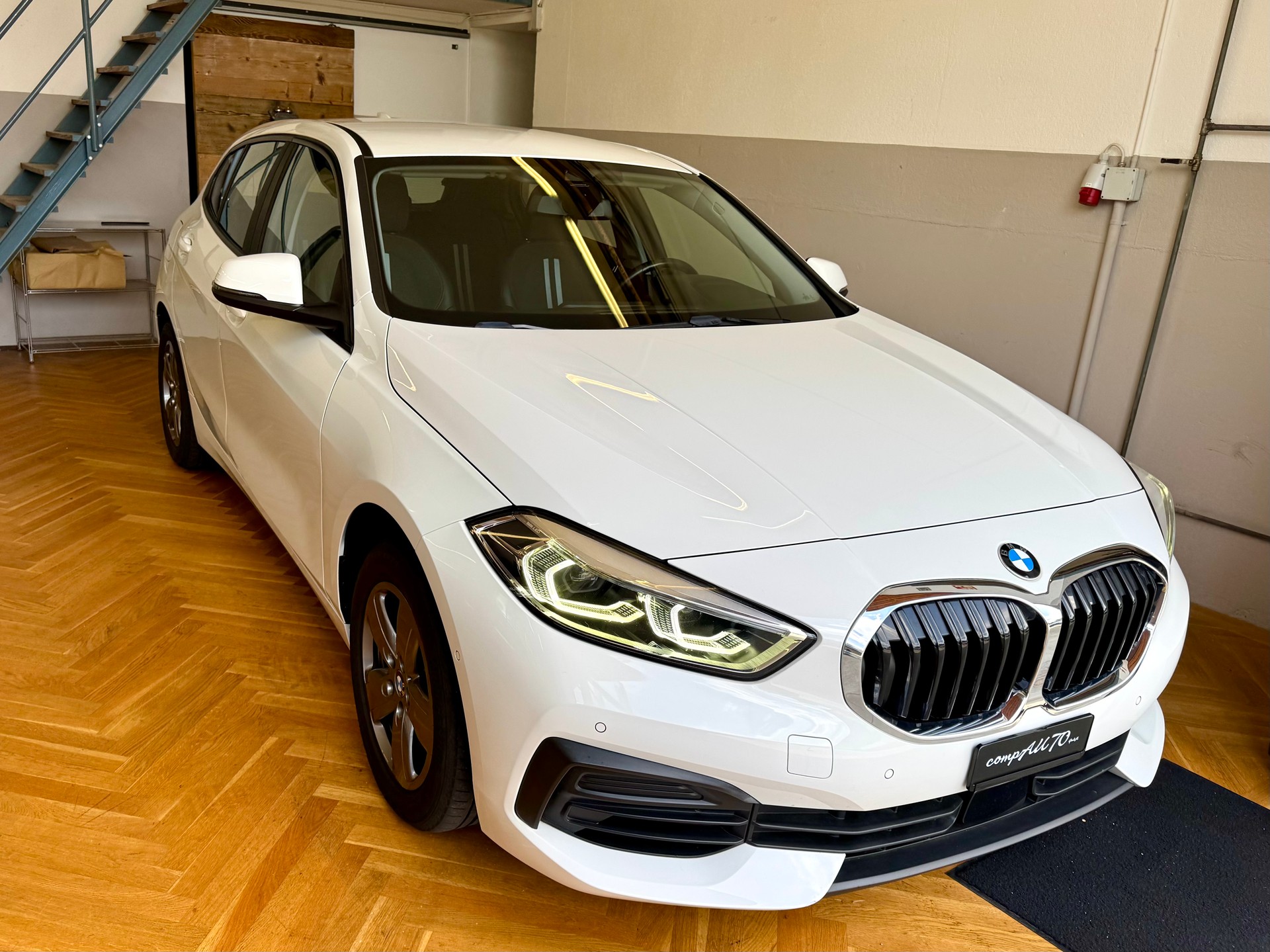 BMW 118i Sport Line-image-1