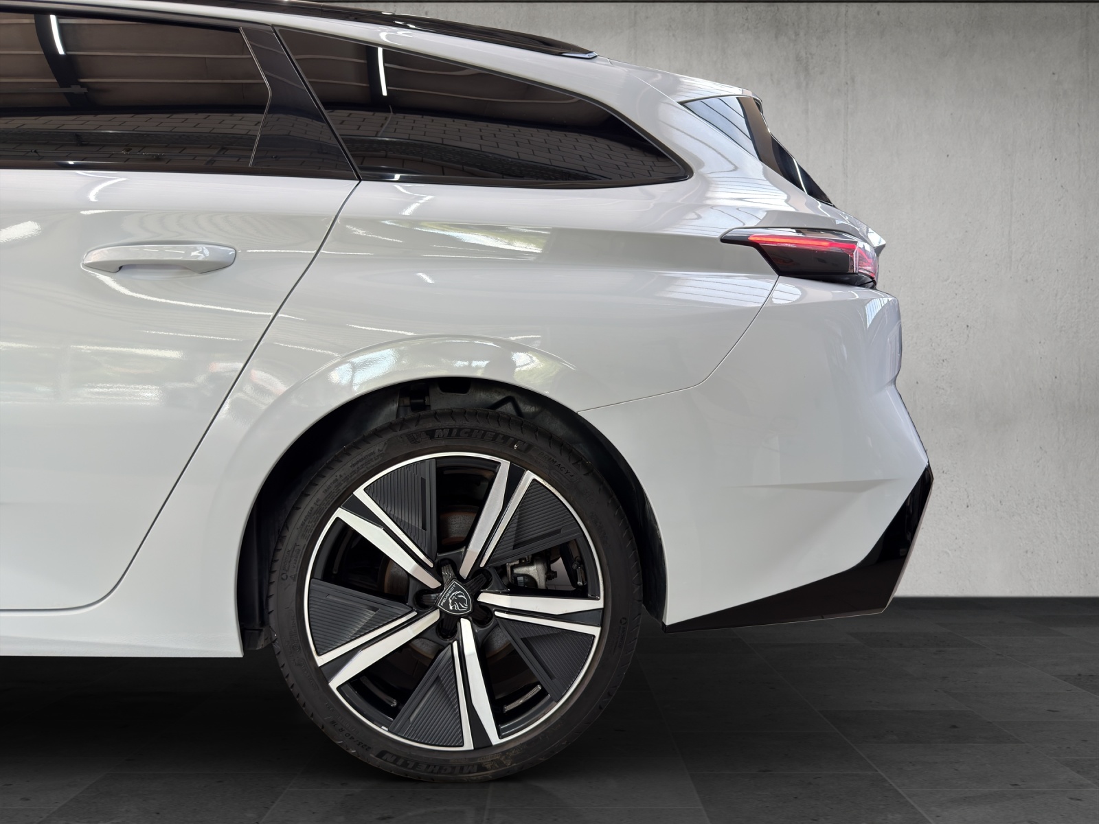 PEUGEOT 308 SW 1.2 Pure Tech GT EAT8-image-8