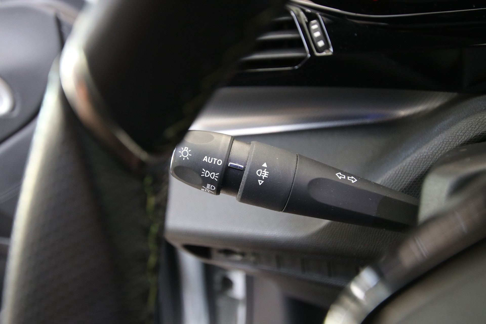 PEUGEOT 308 SW 1.2 Pure Tech GT EAT8-image-17