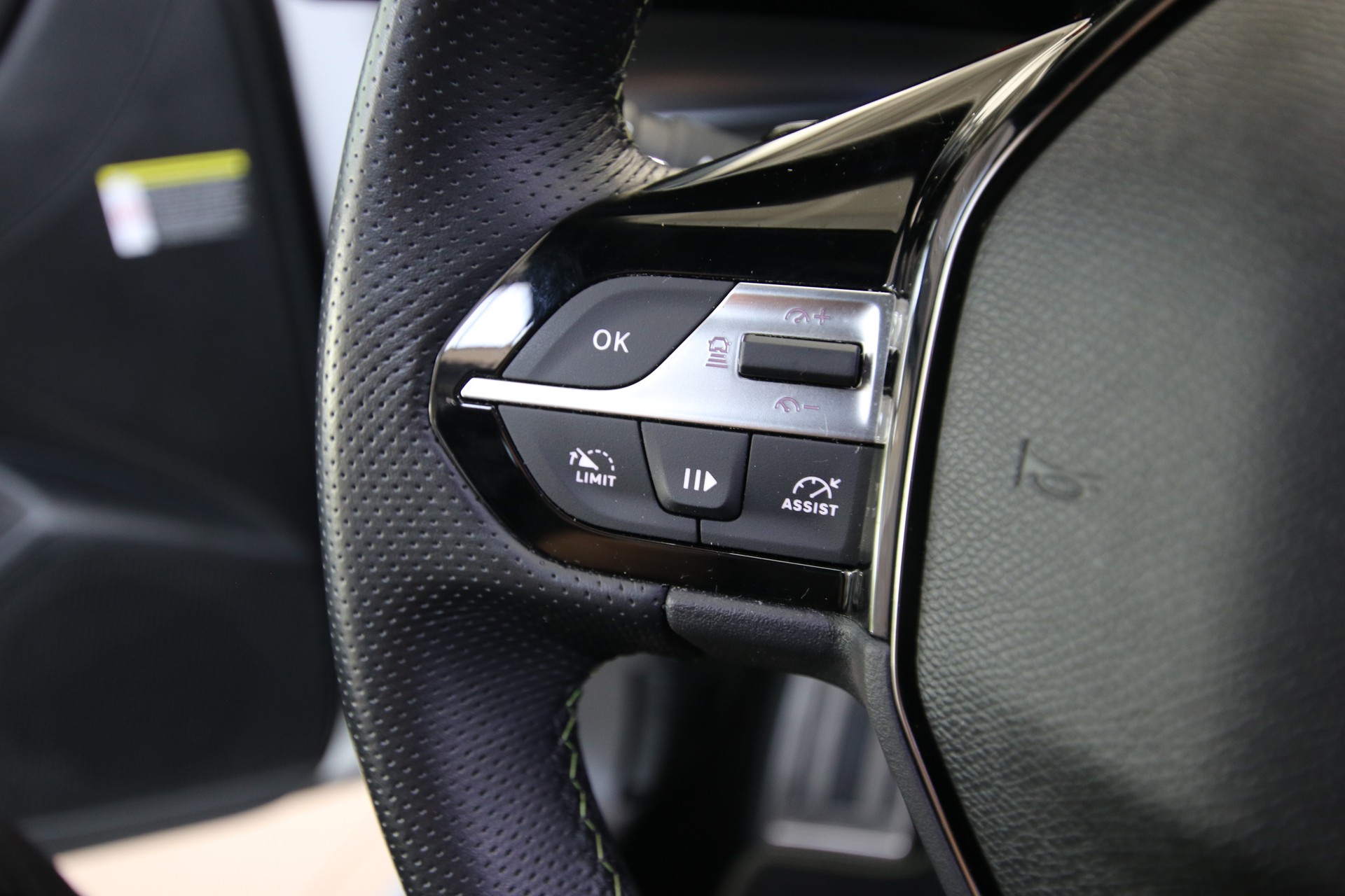 PEUGEOT 308 SW 1.2 Pure Tech GT EAT8-image-16
