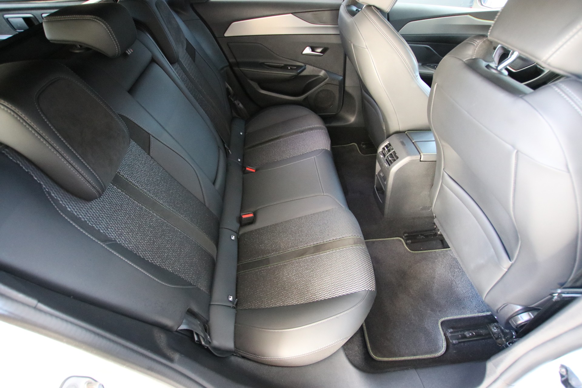 PEUGEOT 308 SW 1.2 Pure Tech GT EAT8-image-14