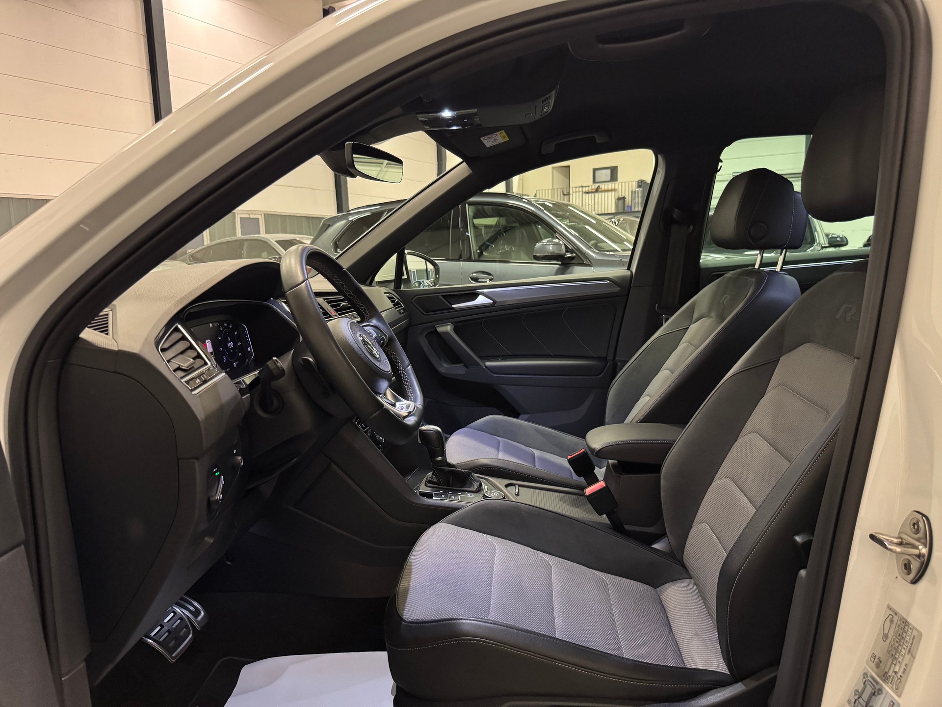 VW Tiguan 2.0 TDI SCR Highline 4Motion DSG R LINE-image-17
