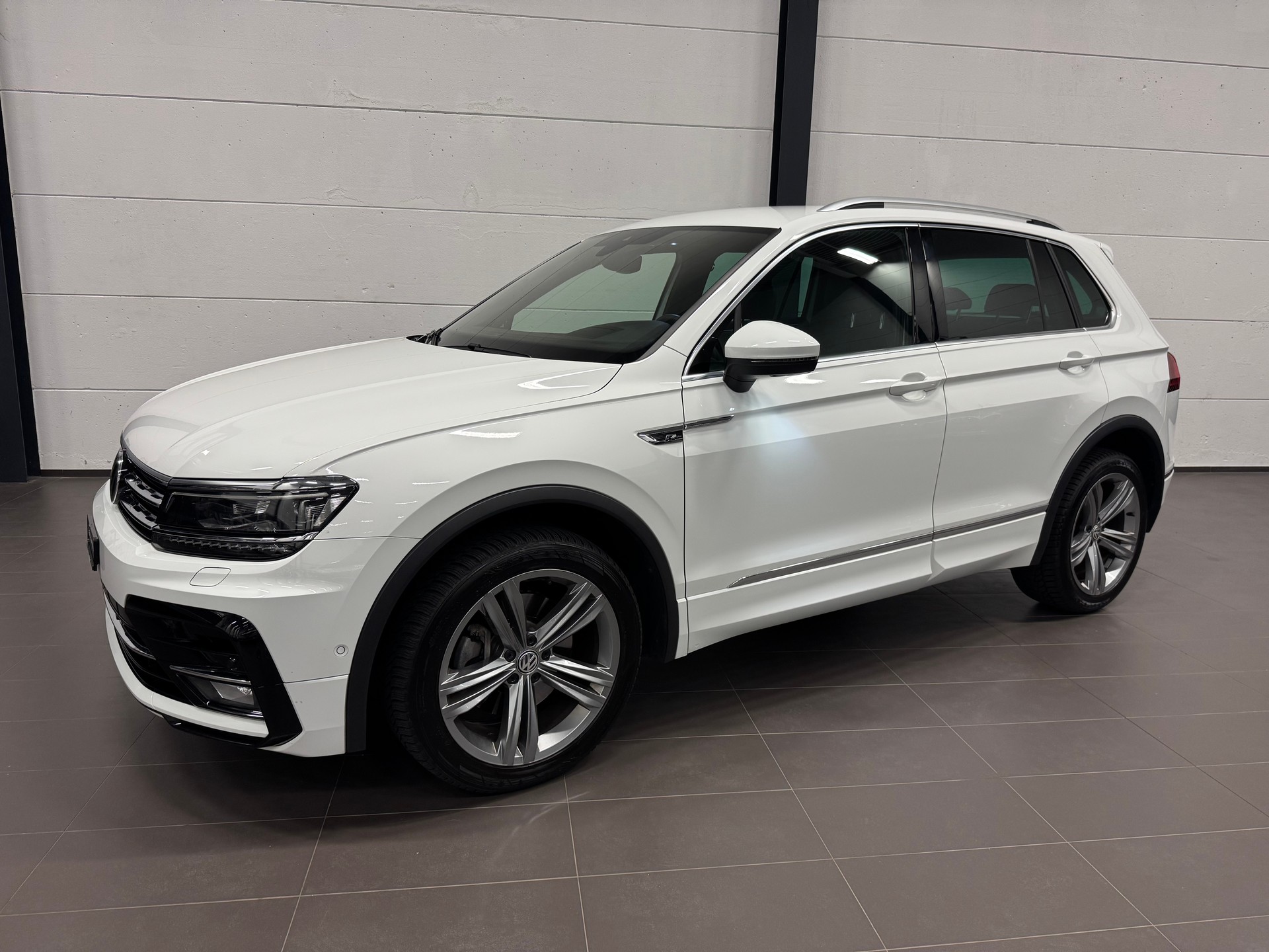 VW Tiguan 2.0 TDI SCR Highline 4Motion DSG R LINE-image-2