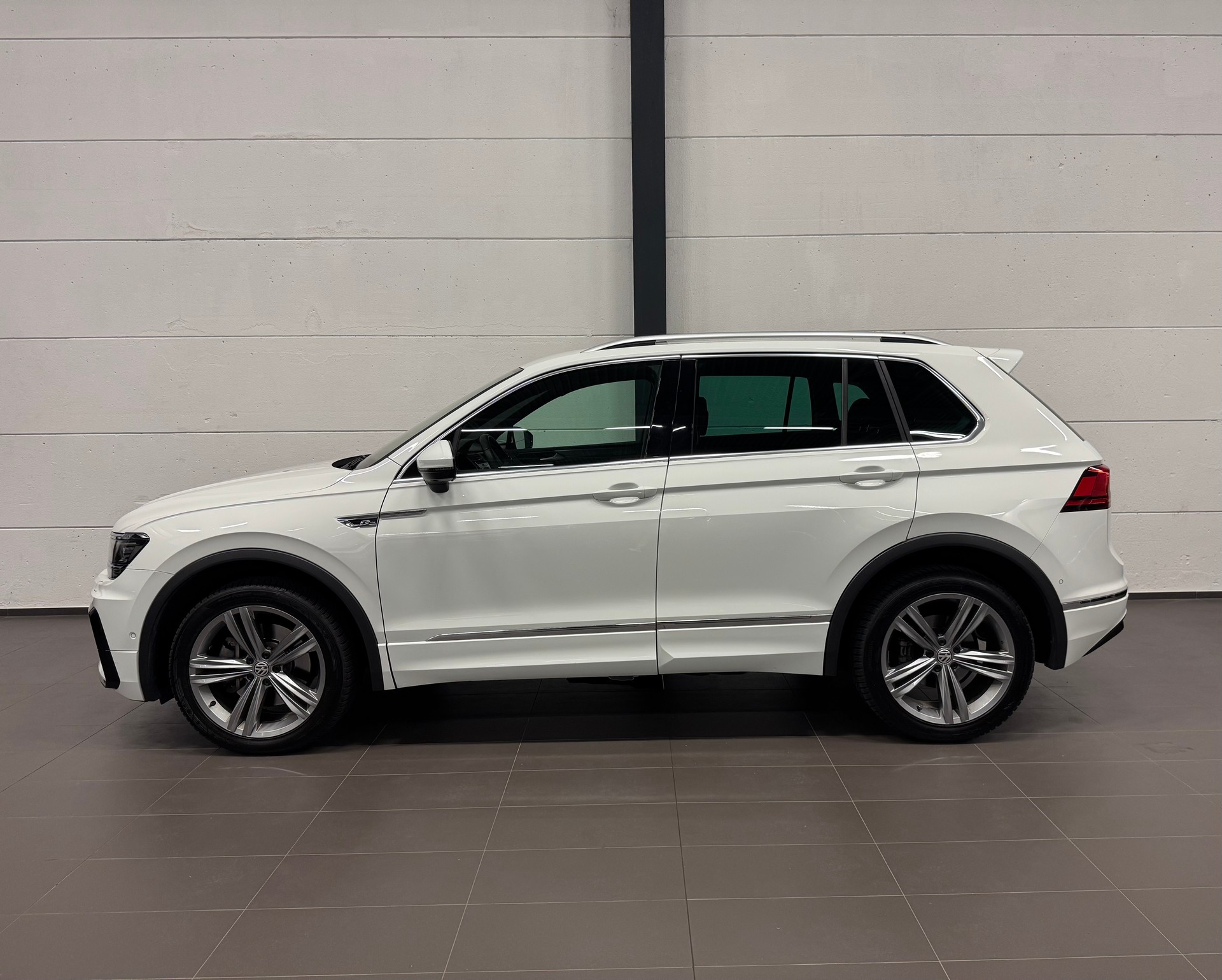 VW Tiguan 2.0 TDI SCR Highline 4Motion DSG R LINE-image-6