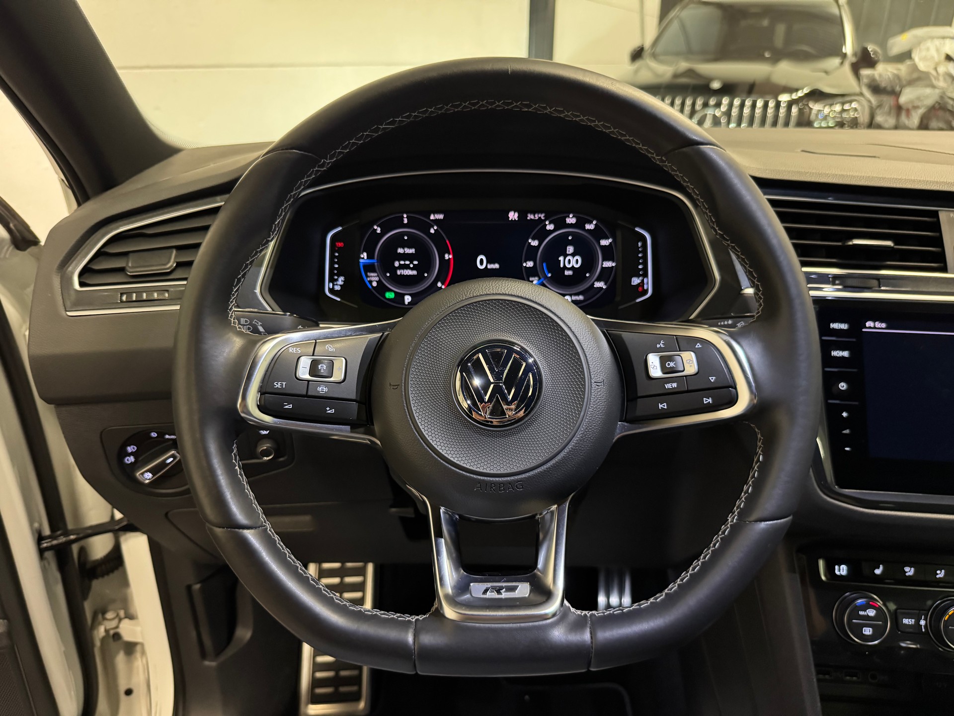 VW Tiguan 2.0 TDI SCR Highline 4Motion DSG R LINE-image-24