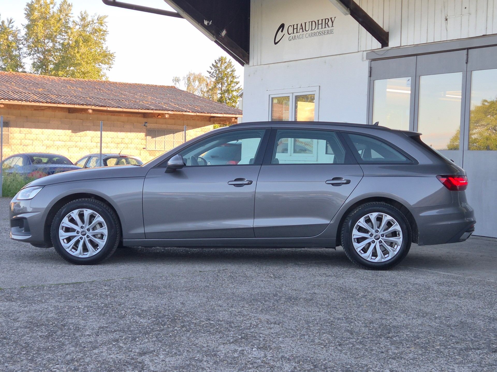 AUDI A4 Avant 40 TDI Attraction quattro S-tronic-image-9
