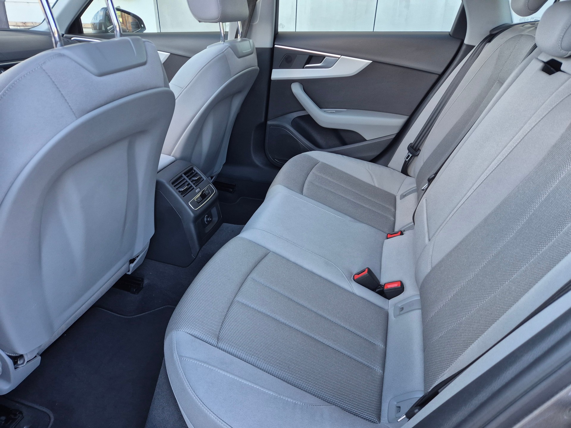 AUDI A4 Avant 40 TDI Attraction quattro S-tronic-image-15
