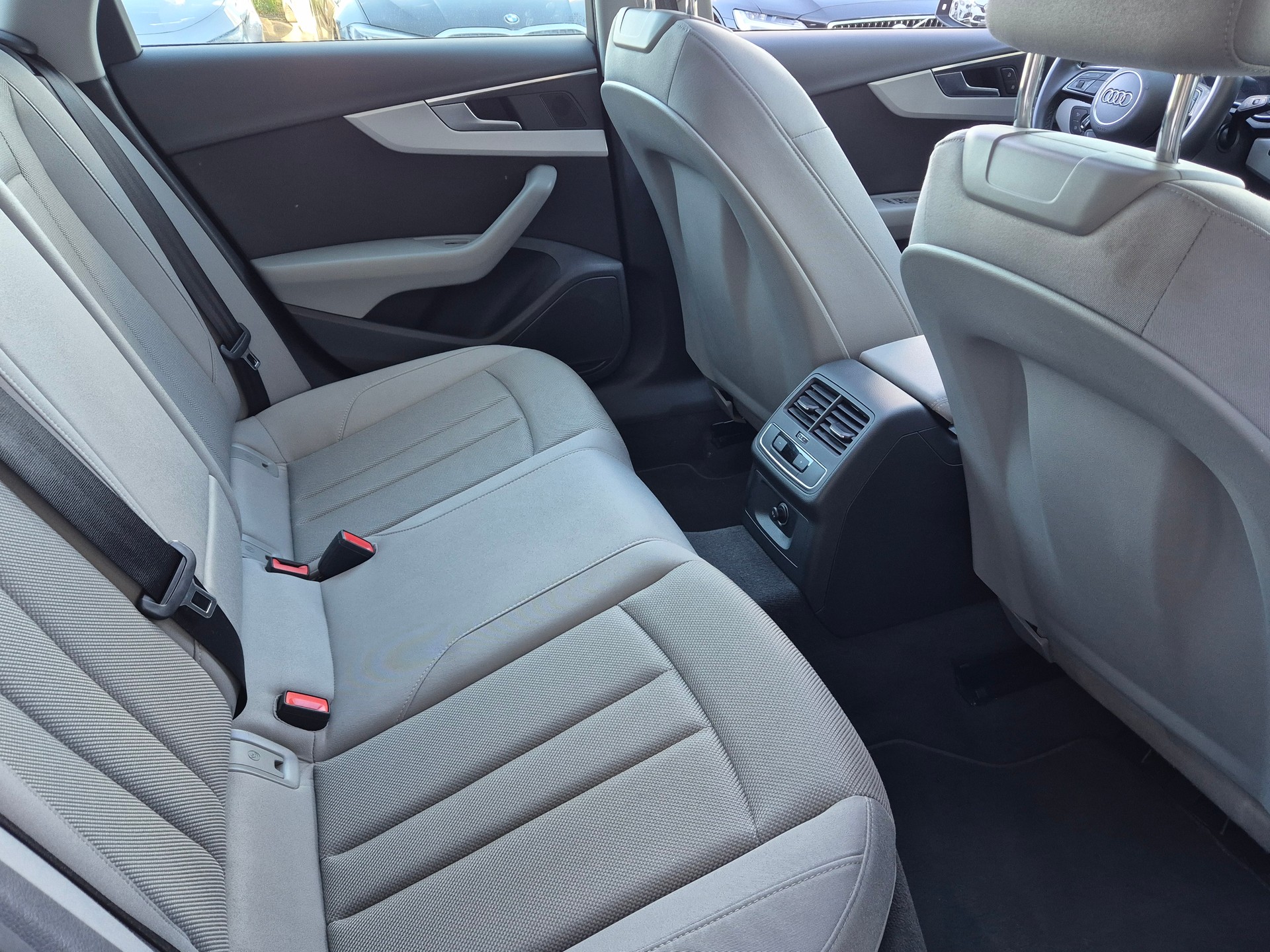 AUDI A4 Avant 40 TDI Attraction quattro S-tronic-image-16