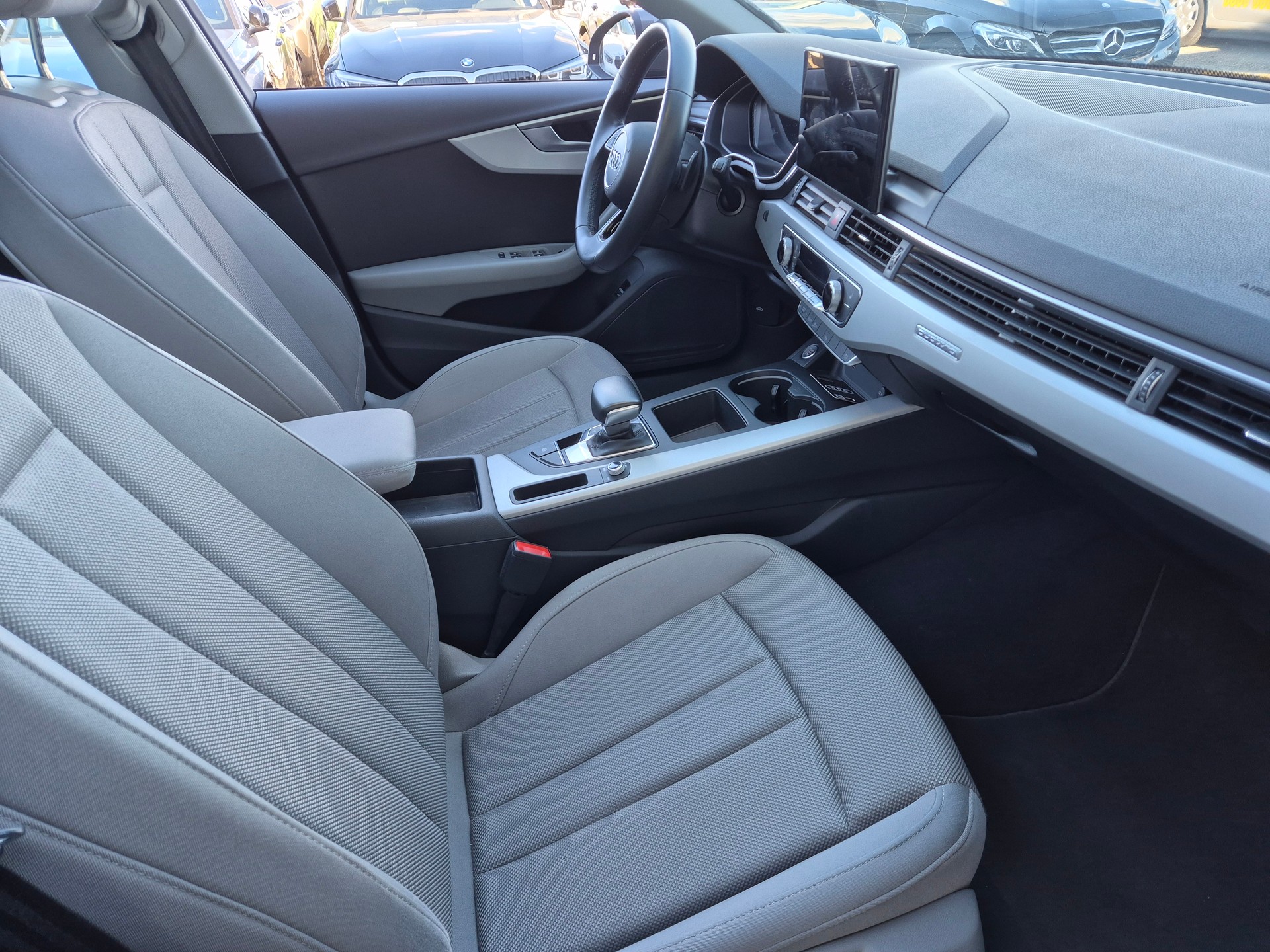 AUDI A4 Avant 40 TDI Attraction quattro S-tronic-image-14