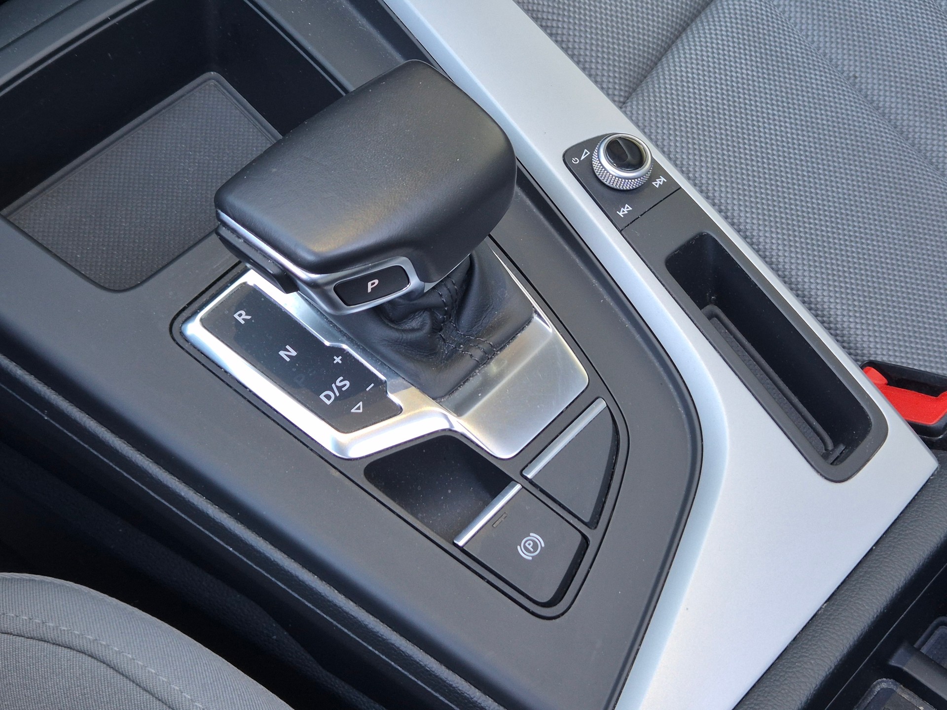 AUDI A4 Avant 40 TDI Attraction quattro S-tronic-image-26