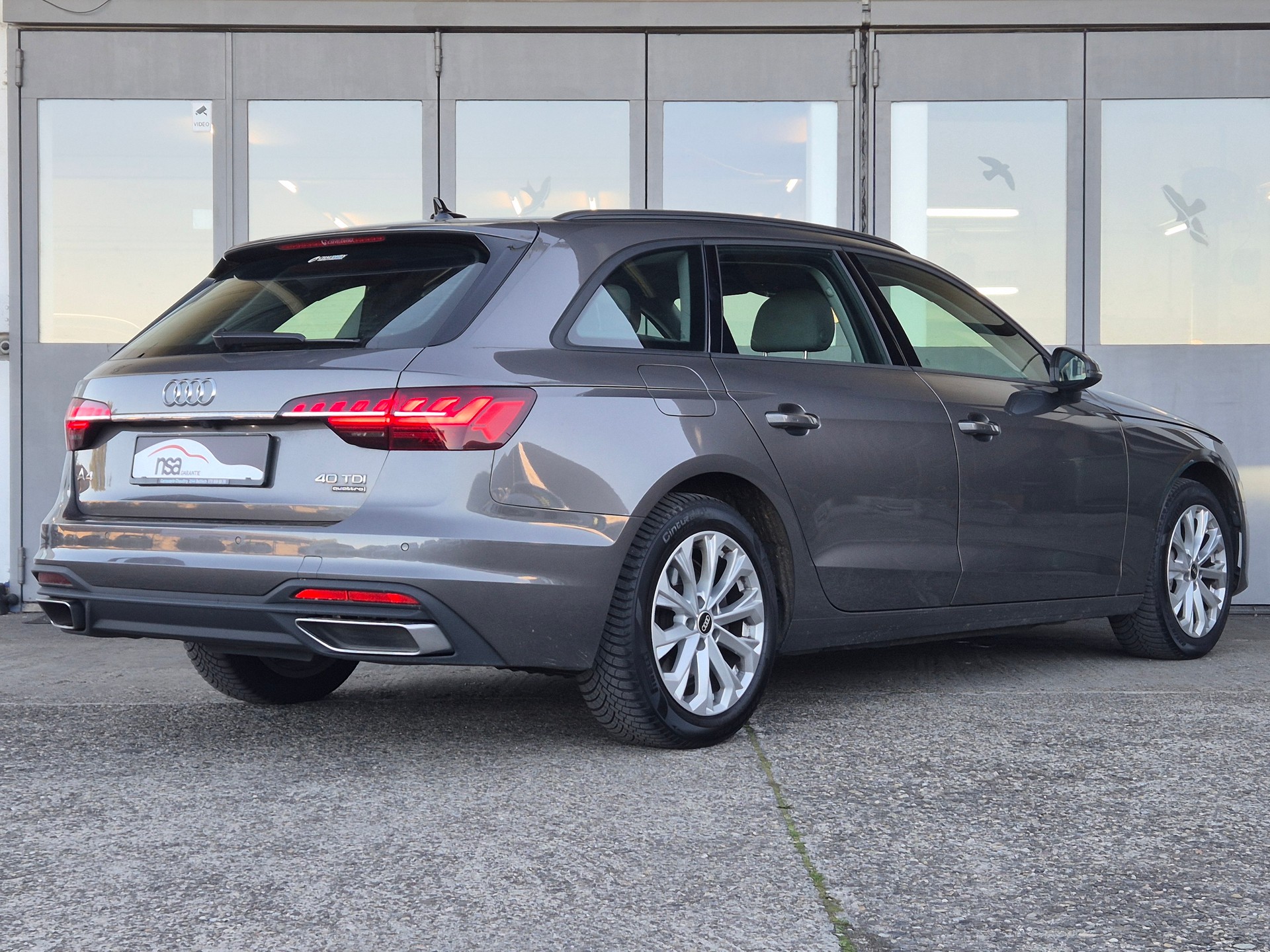 AUDI A4 Avant 40 TDI Attraction quattro S-tronic-image-5