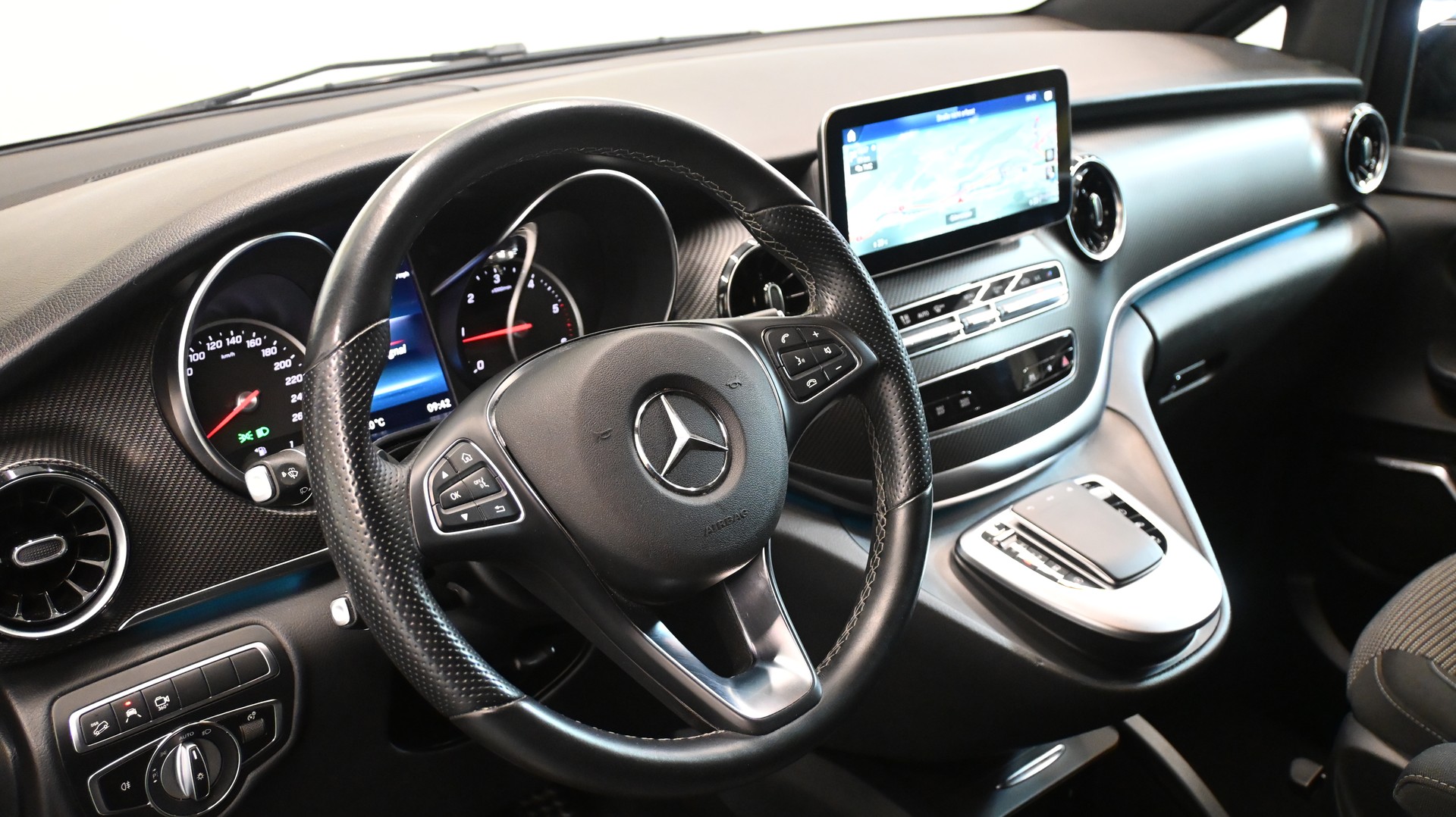 MERCEDES-BENZ V 300 d extralang 4Matic 9G-Tronic AMG-LINE-image-2