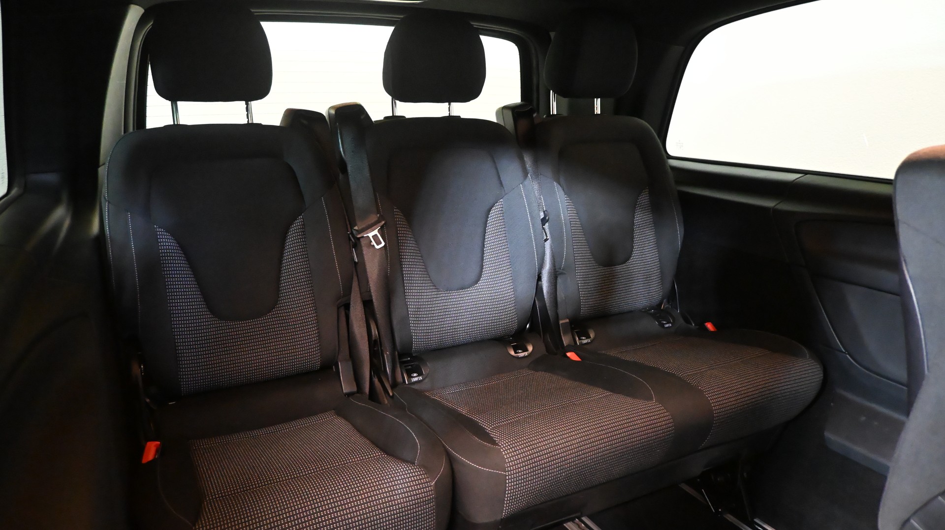 MERCEDES-BENZ V 300 d extralang 4Matic 9G-Tronic AMG-LINE-image-6